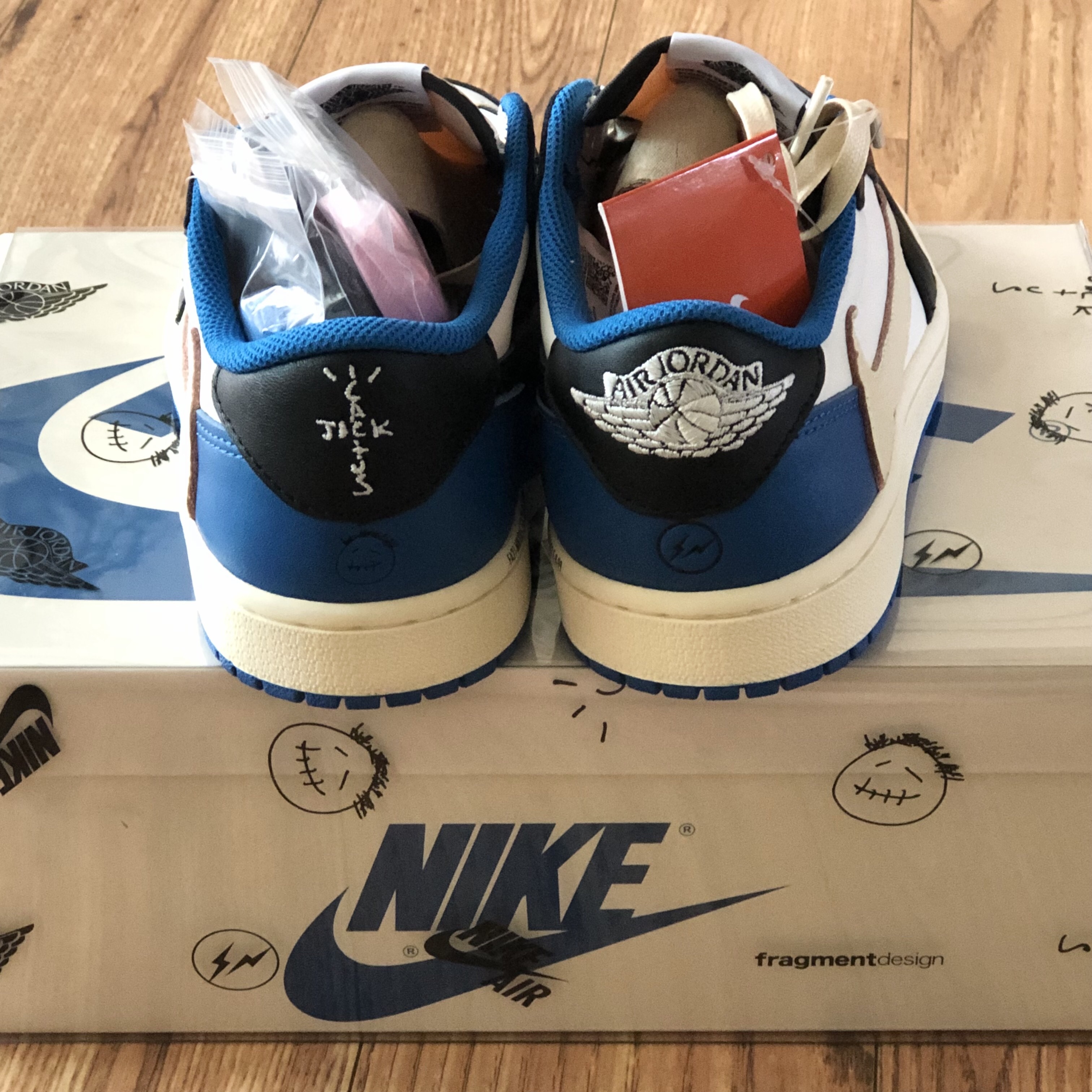 Jordan 1 x Travis Scott x Fragment Retro Low OG SP Military Blue 착용 스타일 - 2