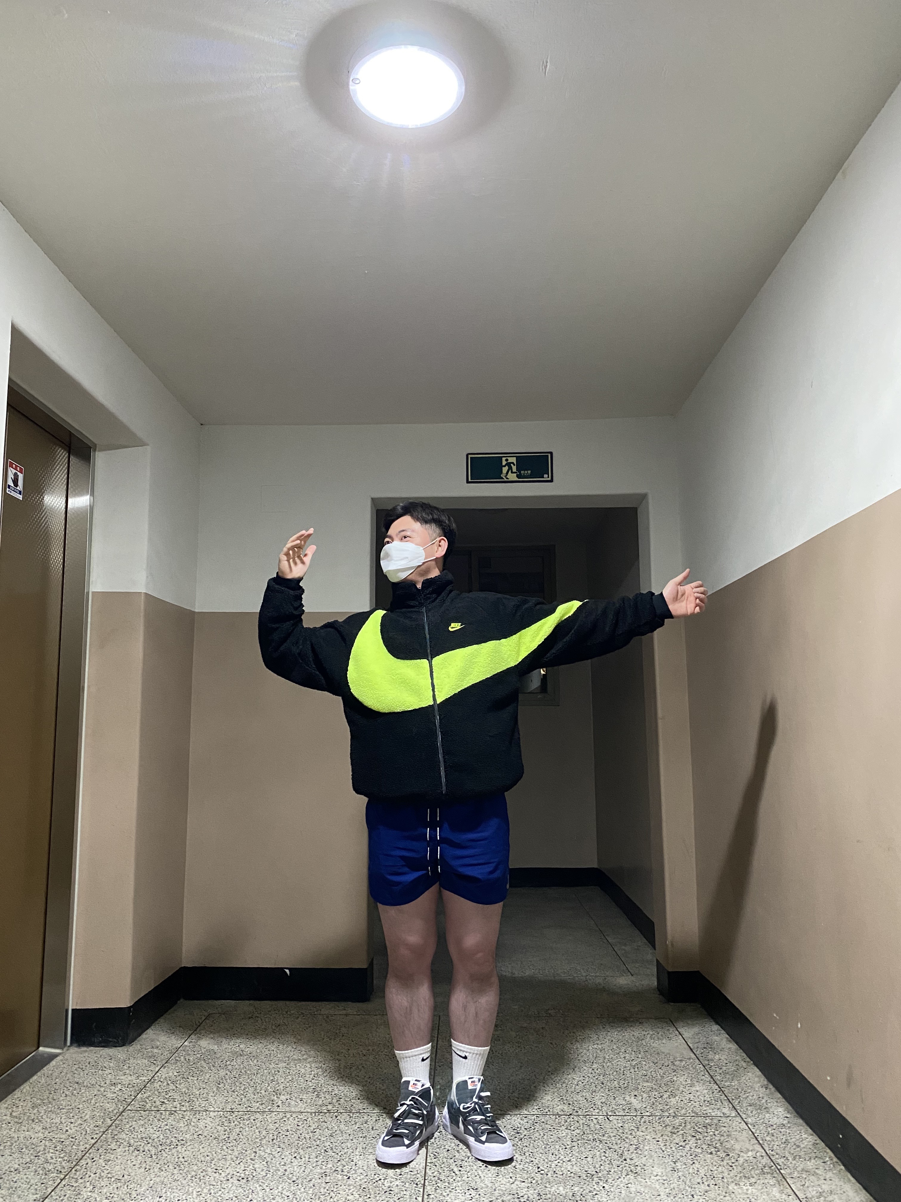 Nike x Sacai Blazer Low Iron Grey, Nike Big Swoosh Full Zip Jacket Black Volt 착용 스타일
