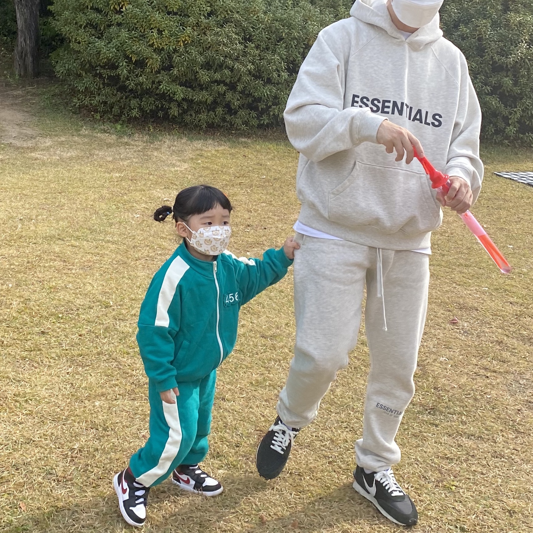 Essentials Sweatpants Oatmeal/Oatmeal Heather/Light Heather Oatmeal 2020, Essentials 3D Silicon Applique Pullover Hoodie Oatmeal/Oatmeal Heather/Light Heather Oatmeal 2020 착용 스타일