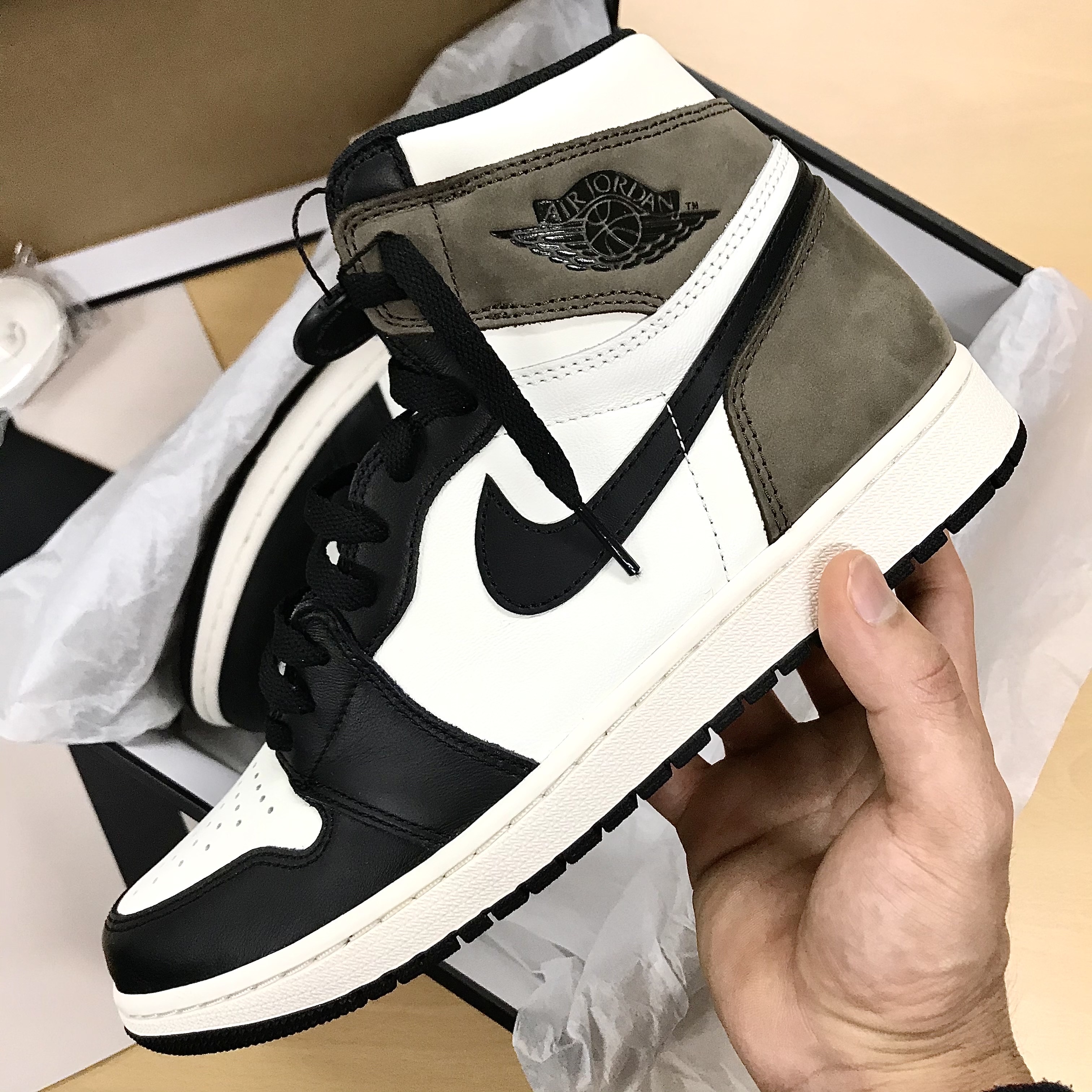 Jordan 1 Retro High OG Black Mocha, Essentials 3D Silicon Applique Boxy Long Sleeve T-Shirt White - 20SS 착용 스타일 - 3