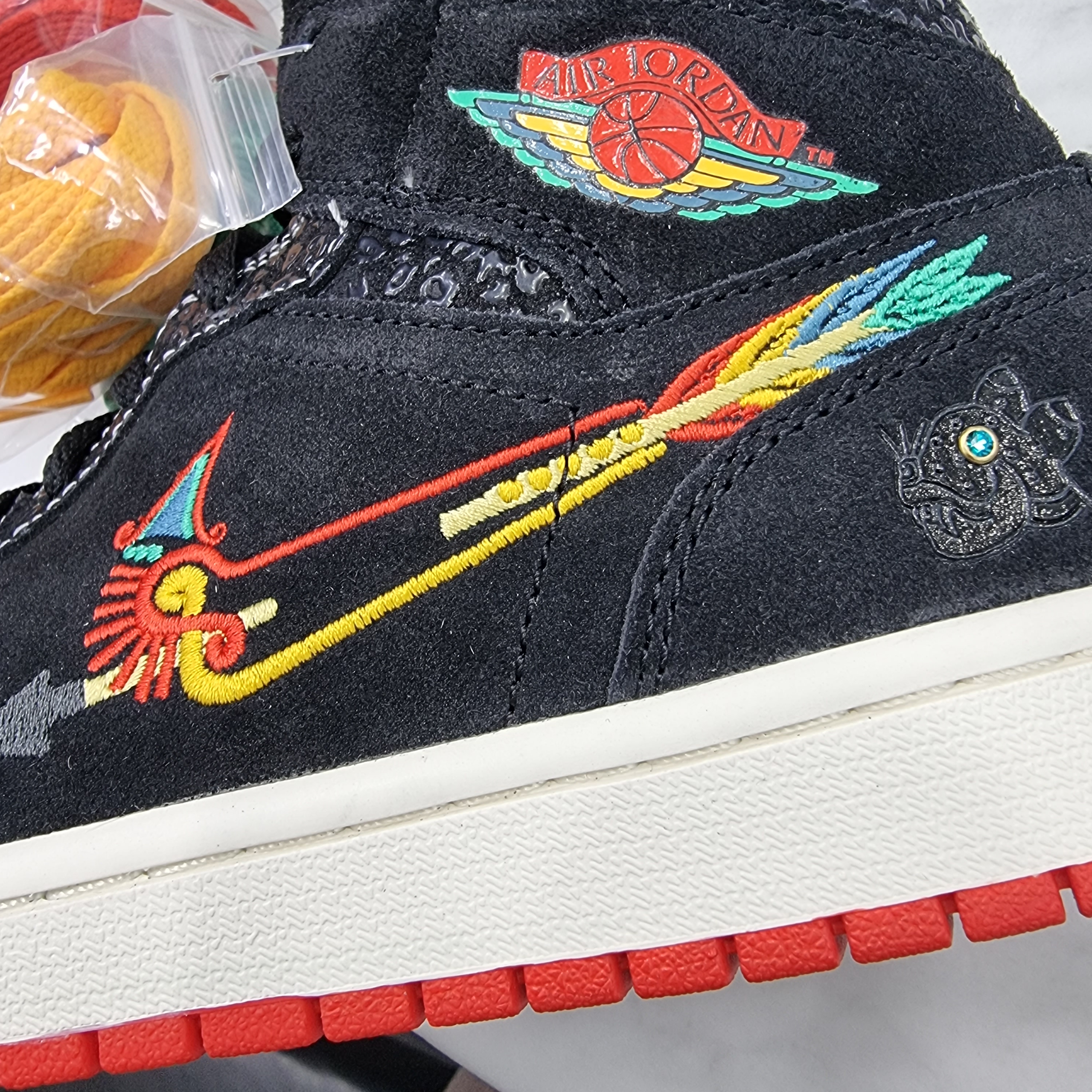 Jordan 1 Mid SE Siempre Familia 착용 스타일 - 3