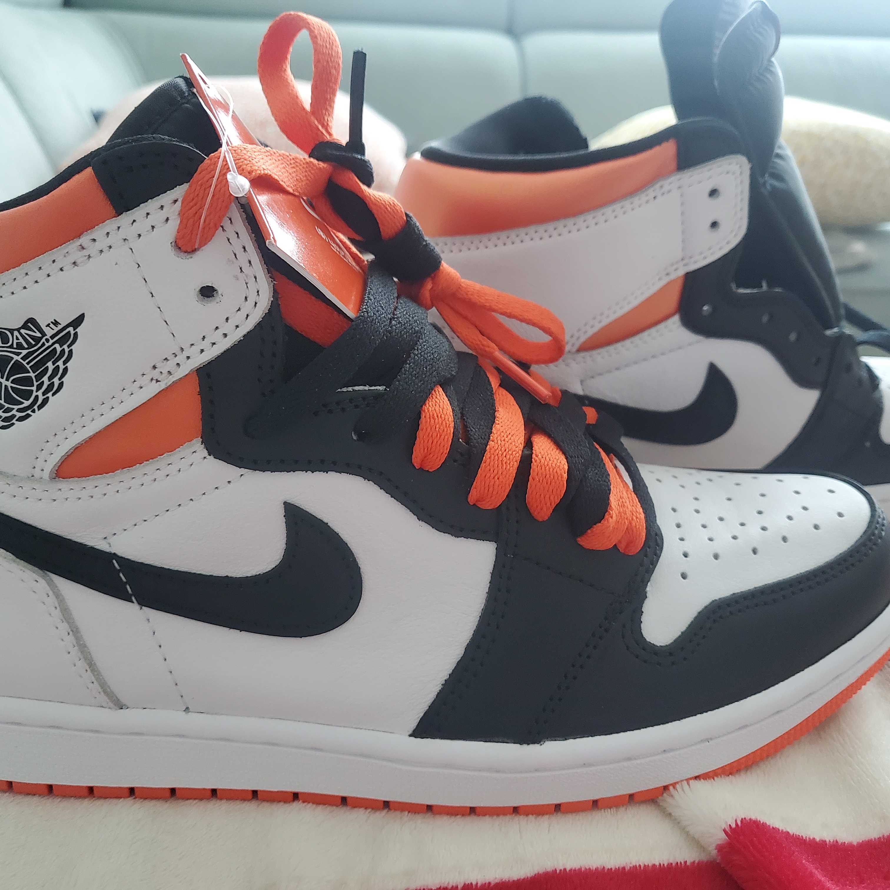 Jordan 1 Retro High OG Electro Orange 착용 스타일