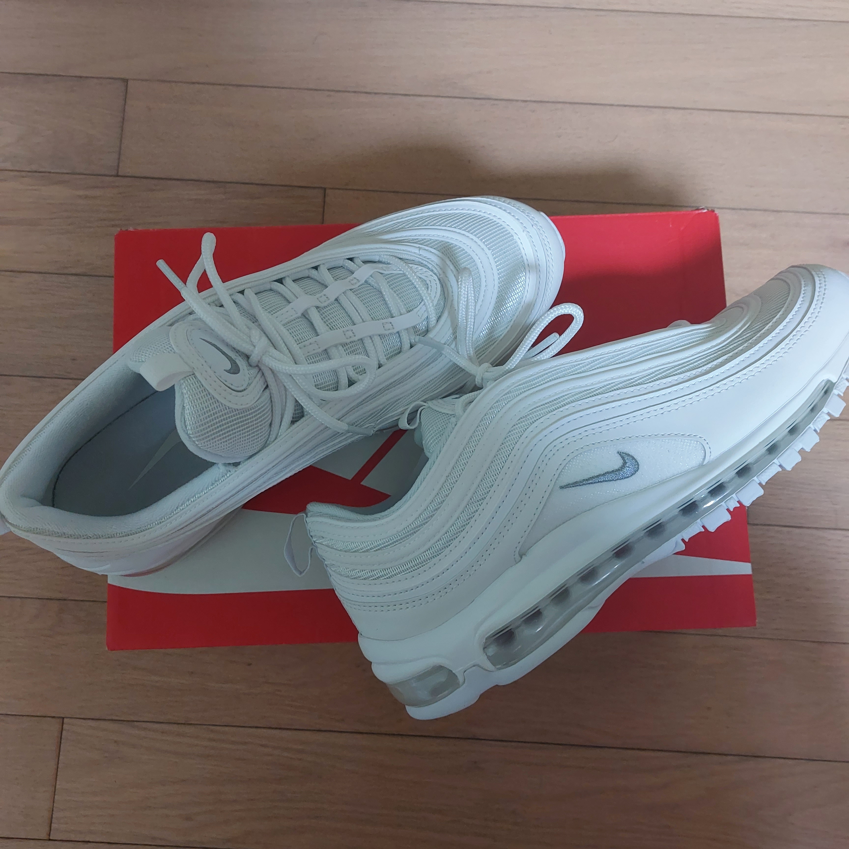 Nike Air Max 97 Triple White Wolf Grey 착용 스타일