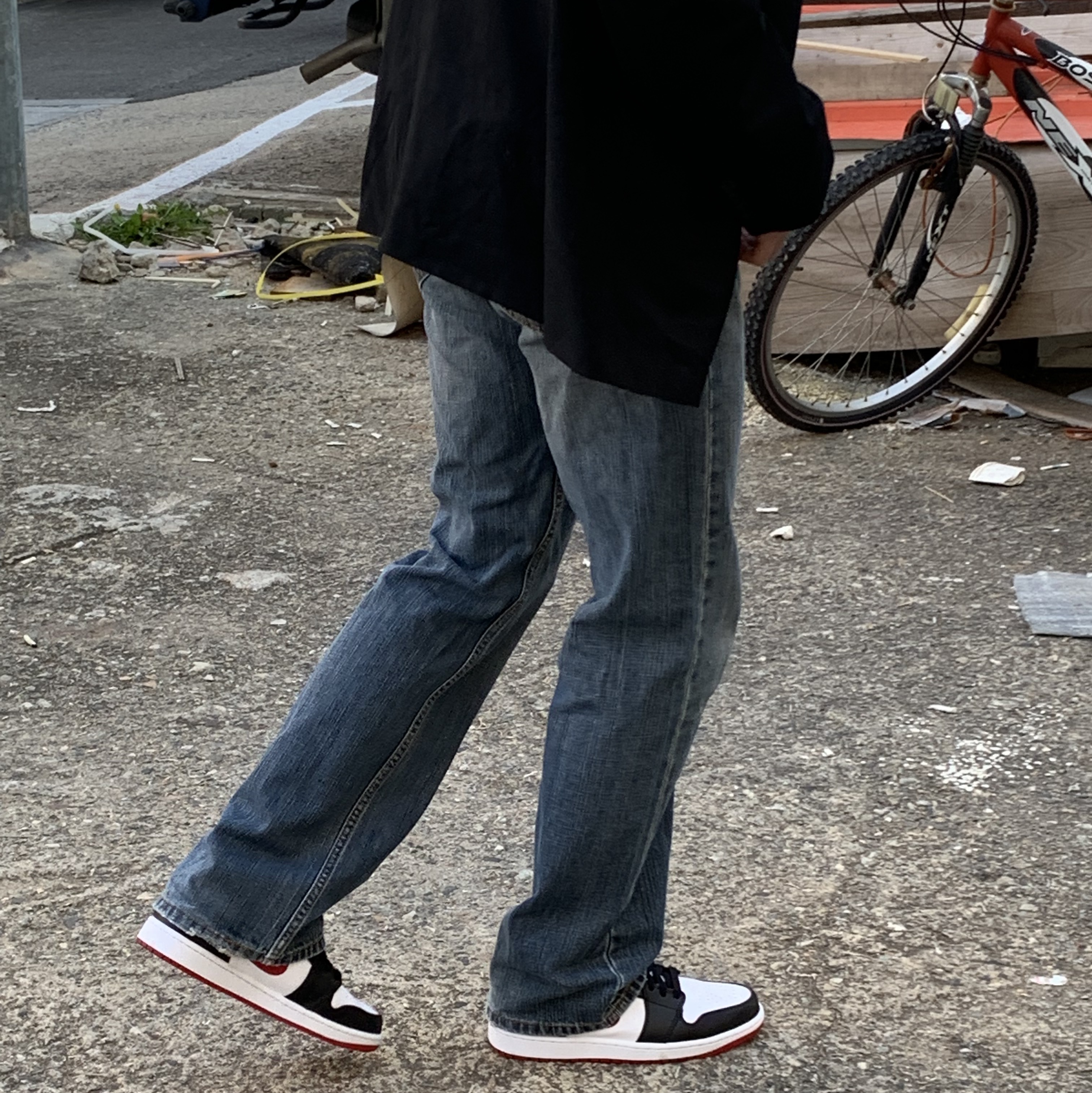 Jordan 1 Mid Gym Red Black White 착용 스타일 - 3