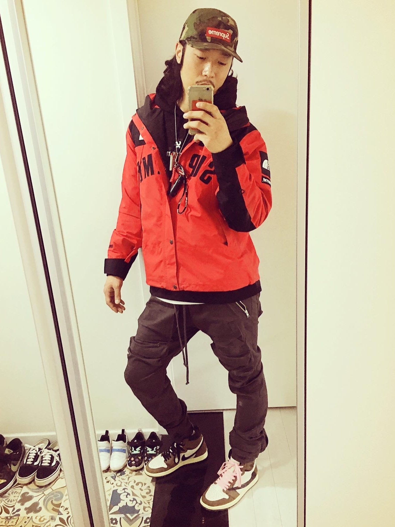 Jordan 1 x Travis Scott Retro High OG SP Mocha, Supreme x The North Face Arc Logo Mountain Parka Red - 19SS 착용 스타일 - 1