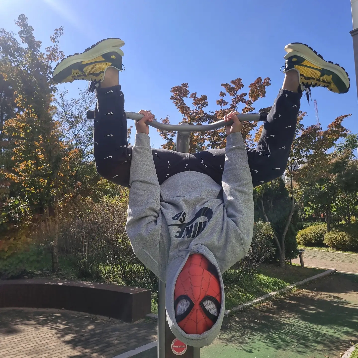 Nike x Sacai VaporWaffle Tour Yellow & Gorge Green Sail, Nike NRG Swoosh Logo Pants Black 착용 스타일