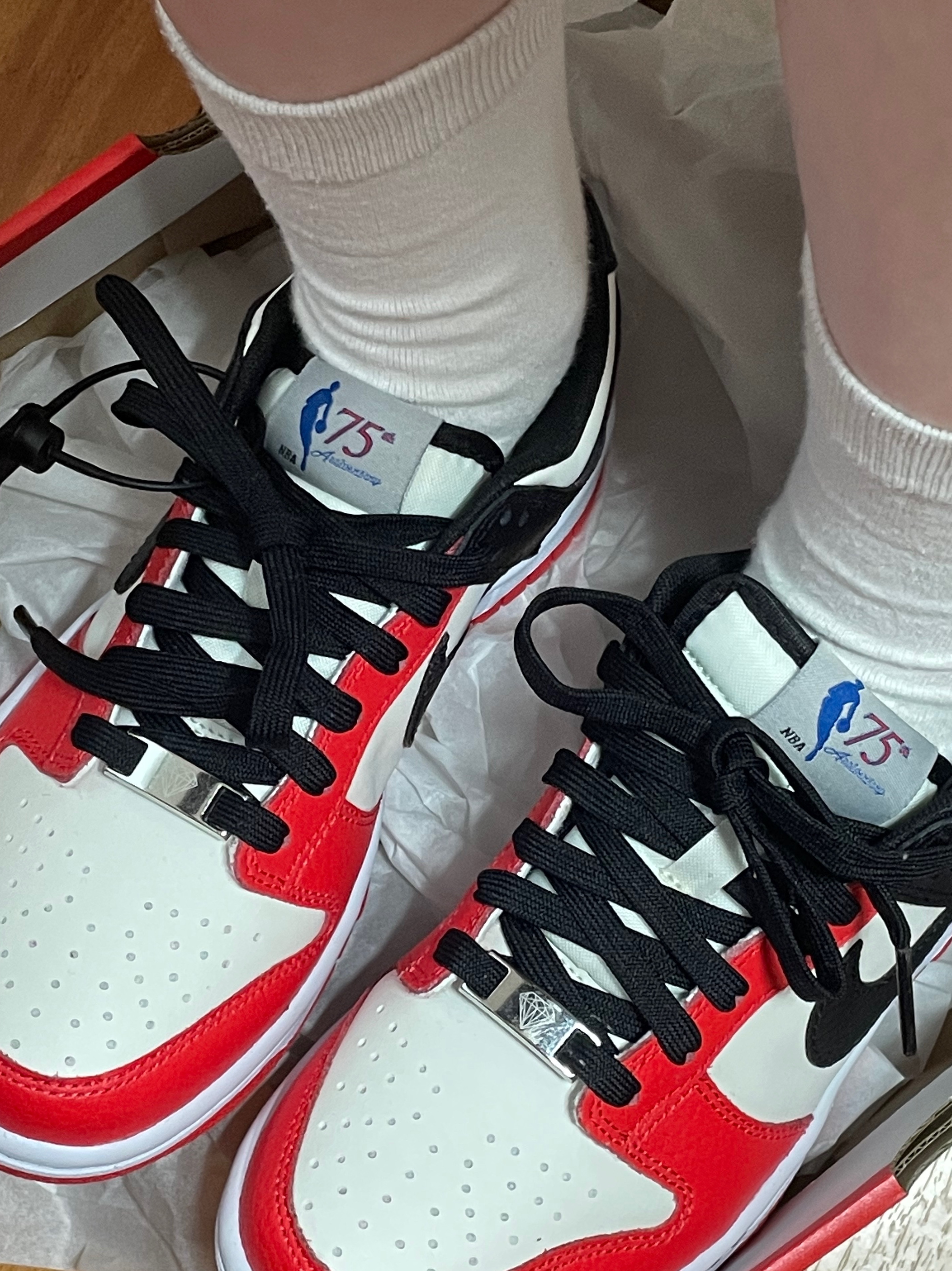 (GS) Nike x NBA Dunk Low Black and Chile Red 착용 스타일 - 1
