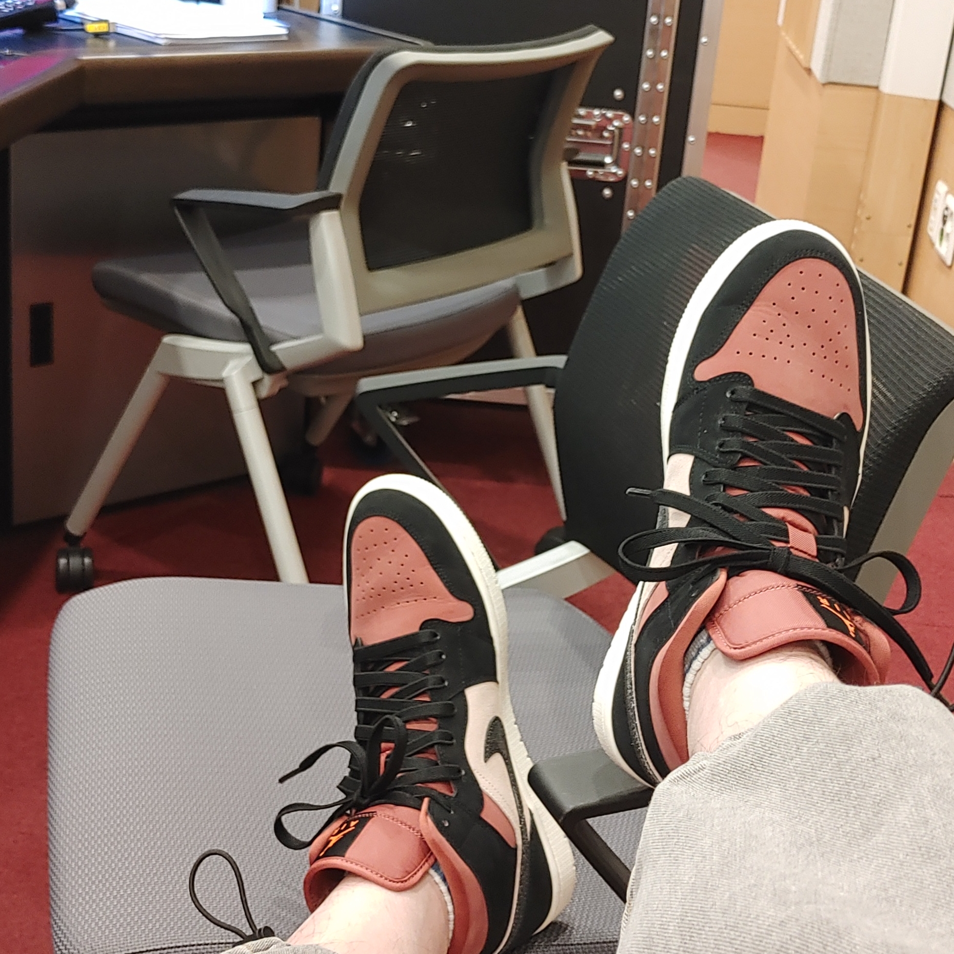 (W) Jordan 1 Mid Burgundy Dusty Pink 착용 스타일 - 3