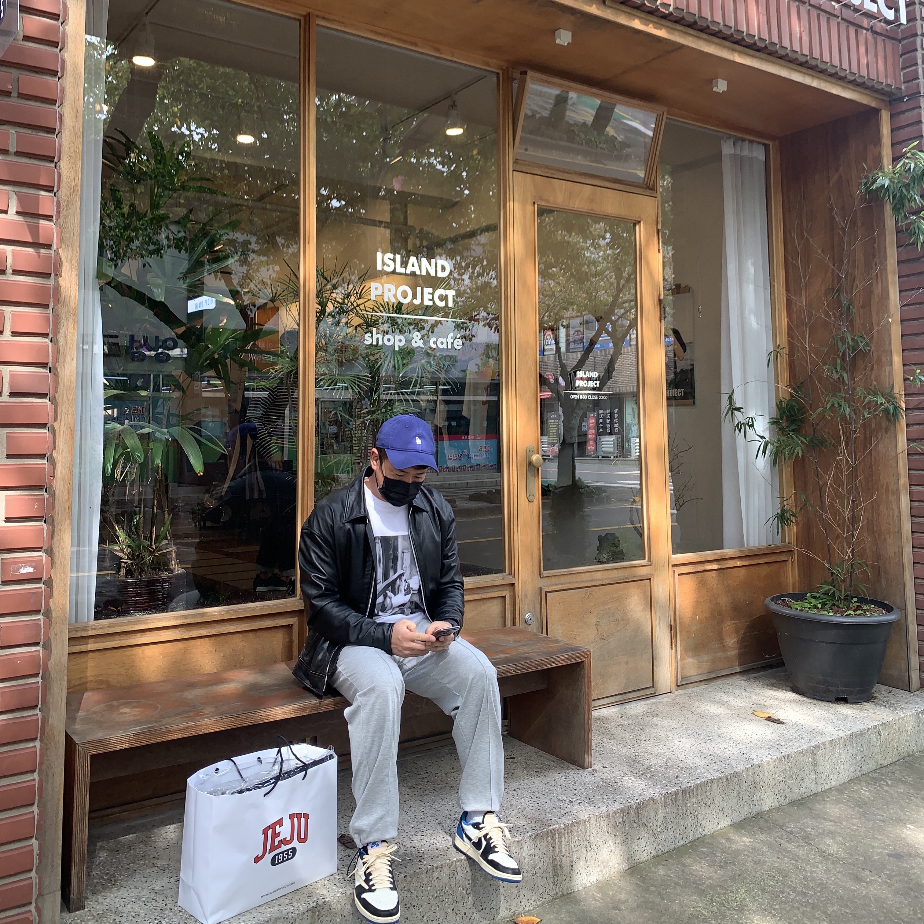 Jordan 1 x Travis Scott x Fragment Retro Low OG SP Military Blue, Palace x Juergen Teller T-Shirt 1 White - 21SS 착용 스타일