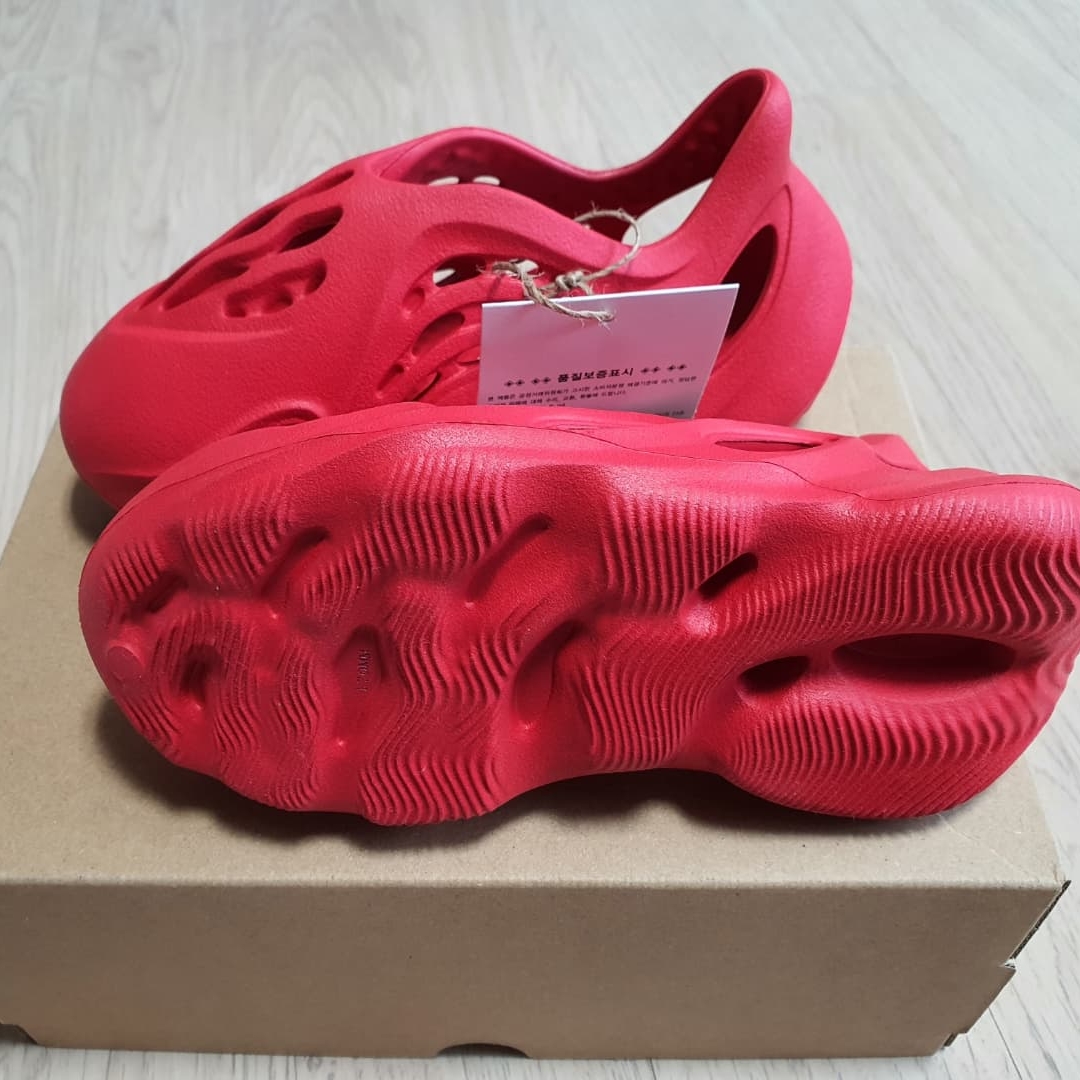 (Kids) Adidas Yeezy Foam RNNR Vermilion 착용 스타일