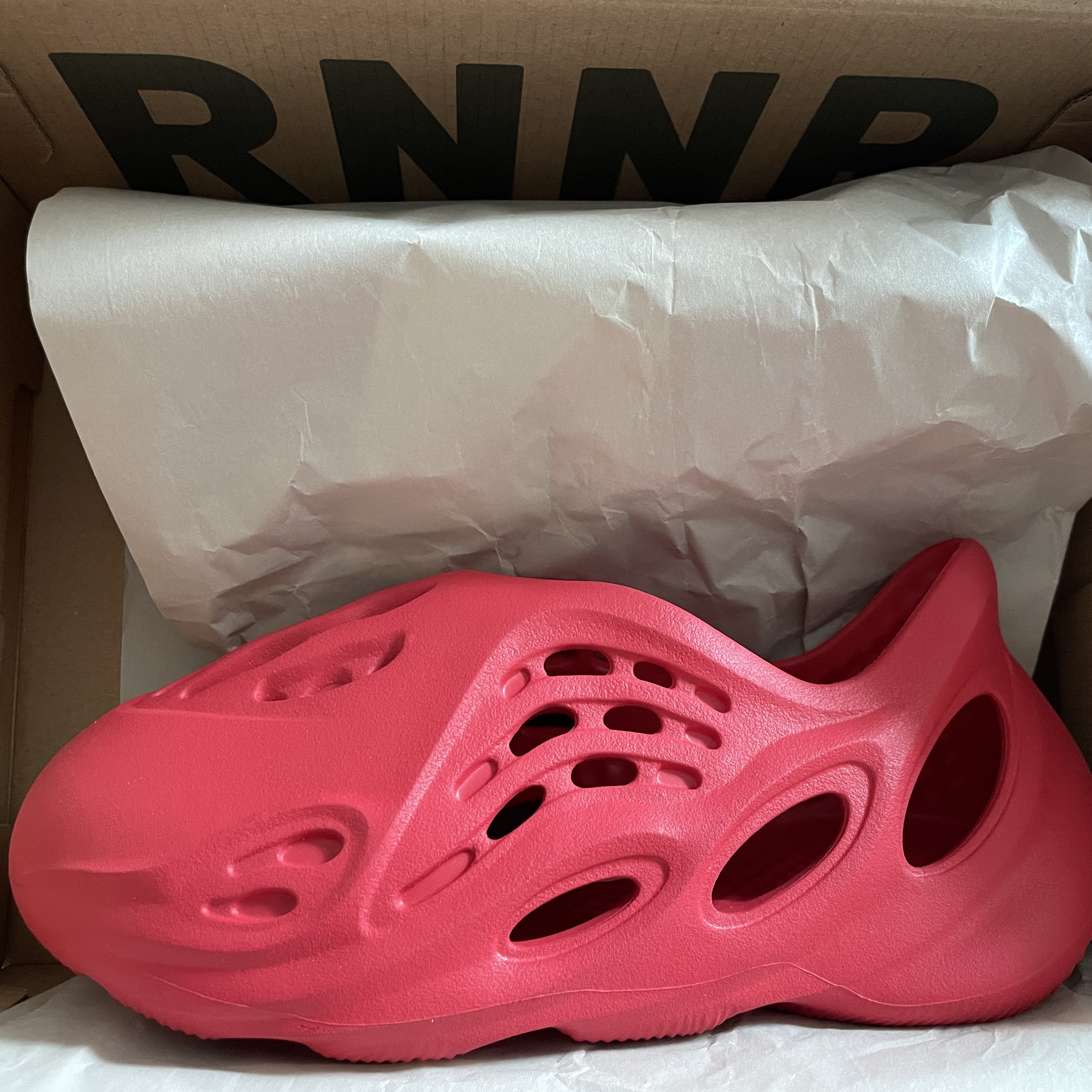 (Kids) Adidas Yeezy Foam RNNR Vermilion 착용 스타일