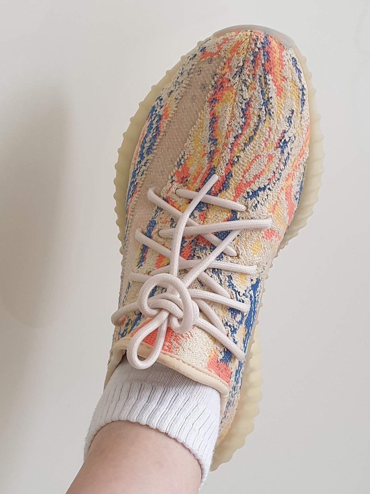 Adidas Yeezy Boost 350 V2 MX Oat 착용 스타일 - 1