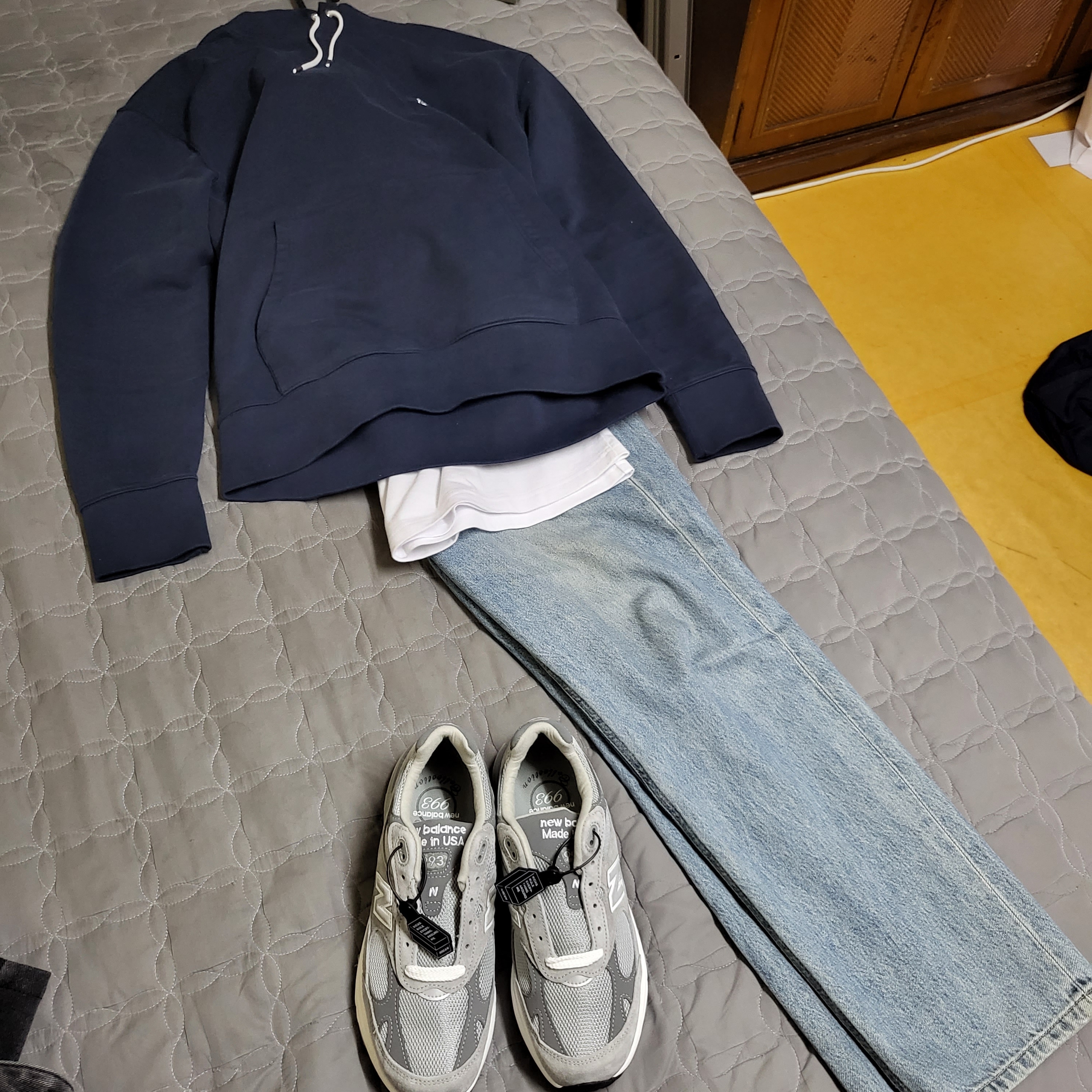 Maison Kitsune Grey Fox Head Patch Classic Hoodie Navy, New Balance 993 Made in USA Grey - D Standard 착용 스타일