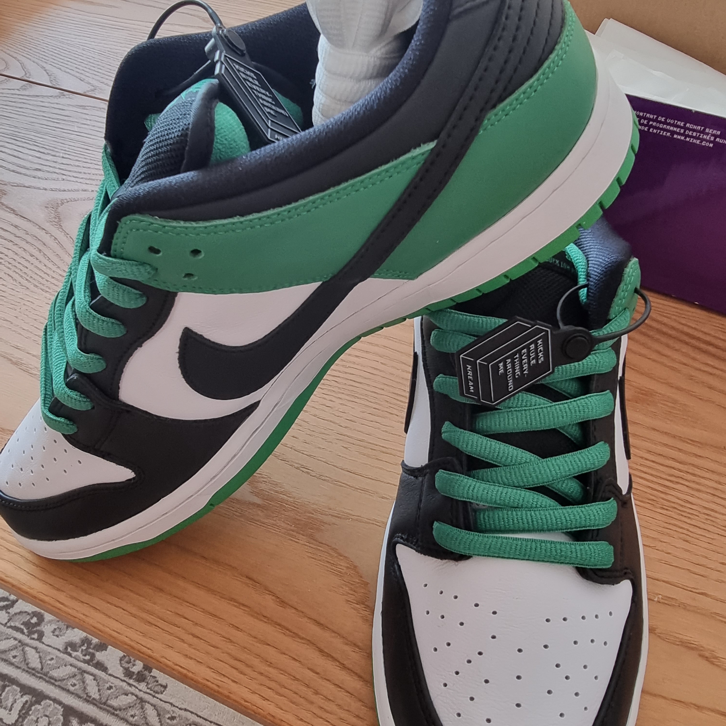 Nike SB Dunk Low Pro Black and Classic Green 착용 스타일 - 2