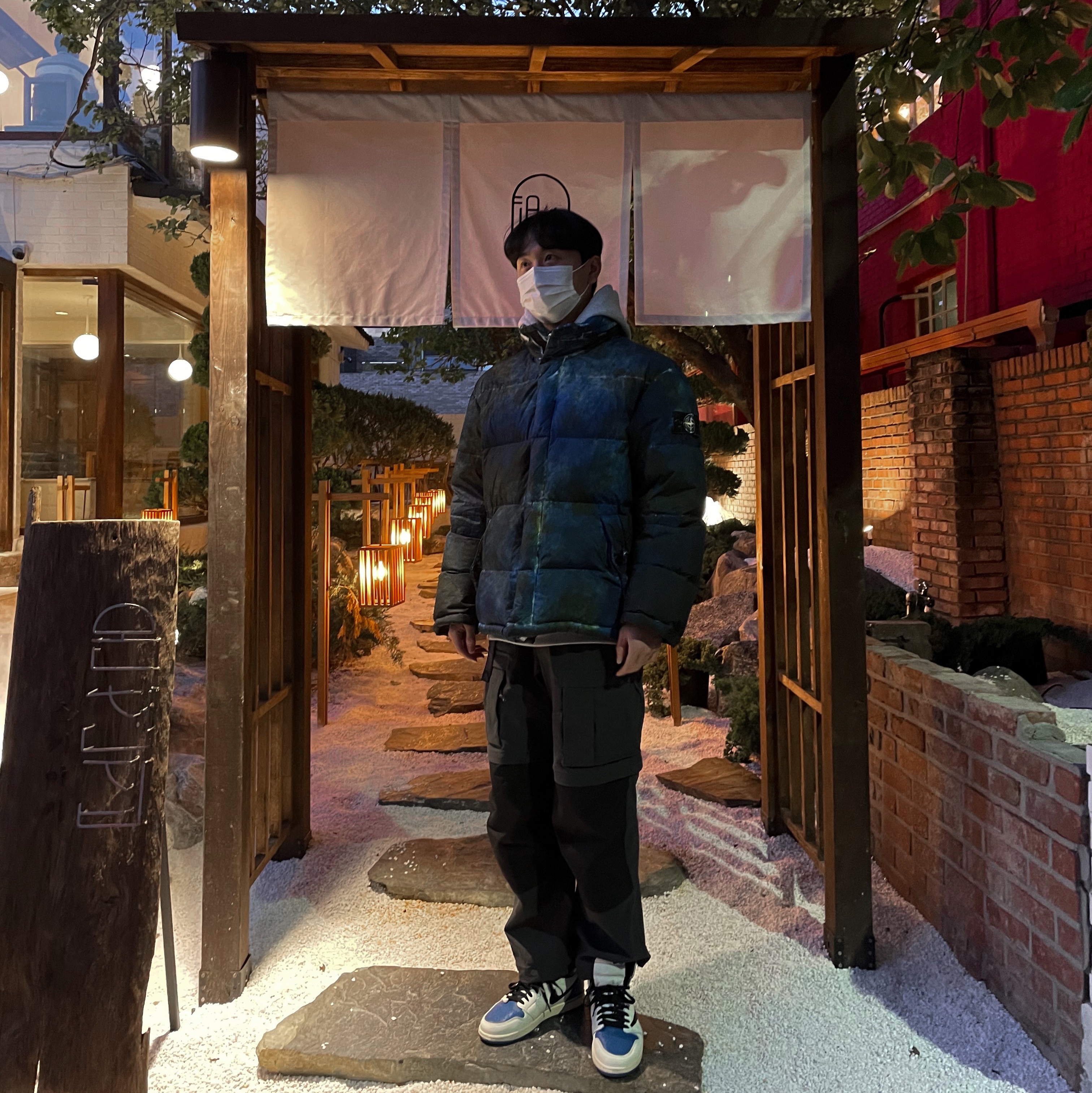 Jordan 1 x Travis Scott x Fragment Retro High OG SP Military Blue, Supreme x Stone Island Painted Camo Crinkle Down Jacket Dark Teal - 20FW 착용 스타일