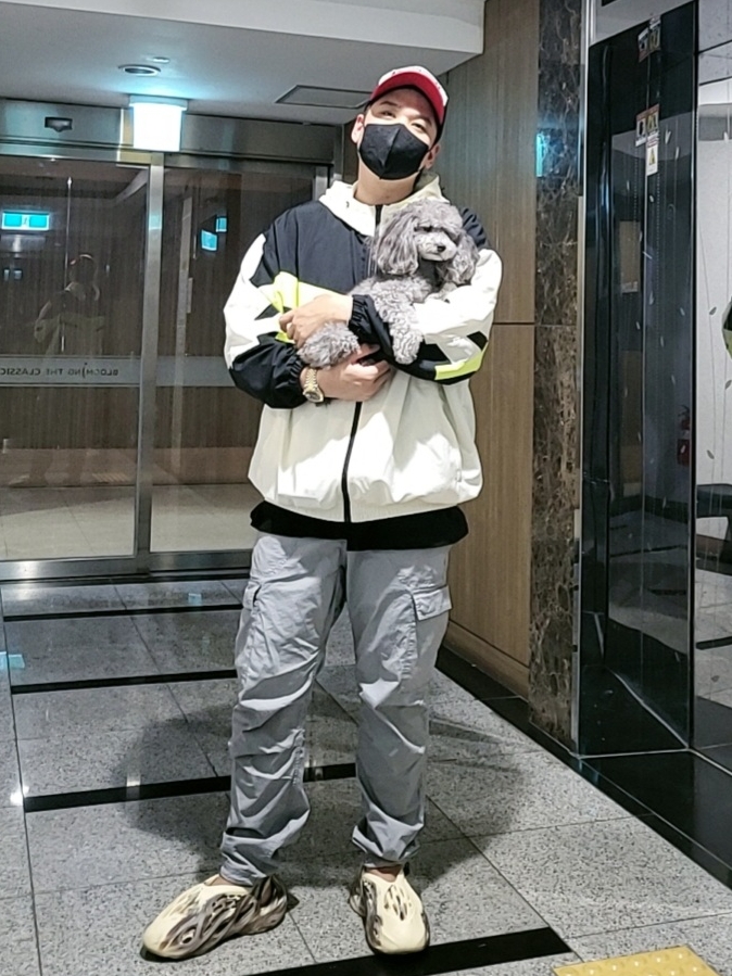 Adidas Yeezy Foam RNNR MX Cream Clay 착용 스타일 - 2