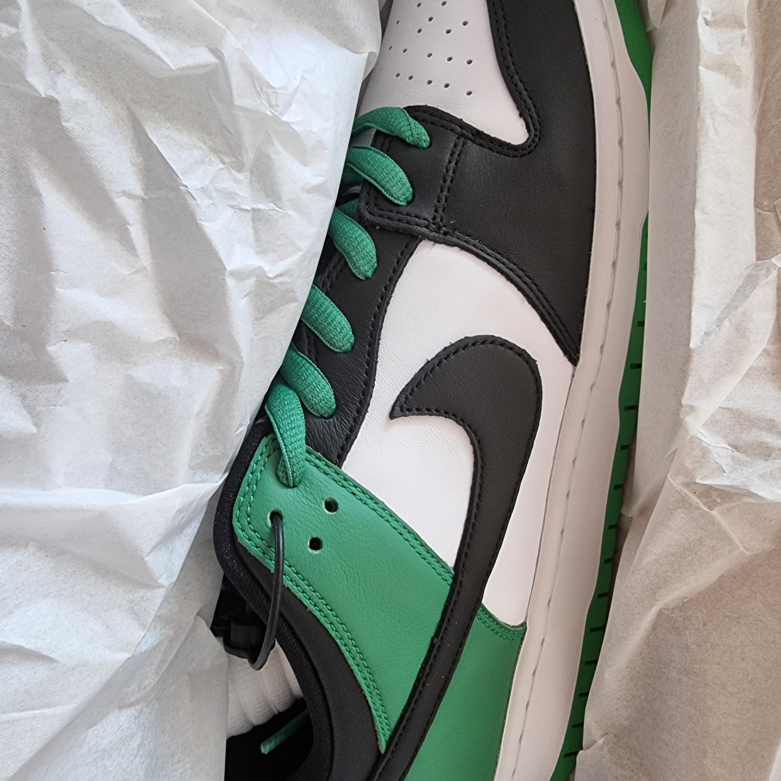 Nike SB Dunk Low Pro Black and Classic Green 착용 스타일 - 4