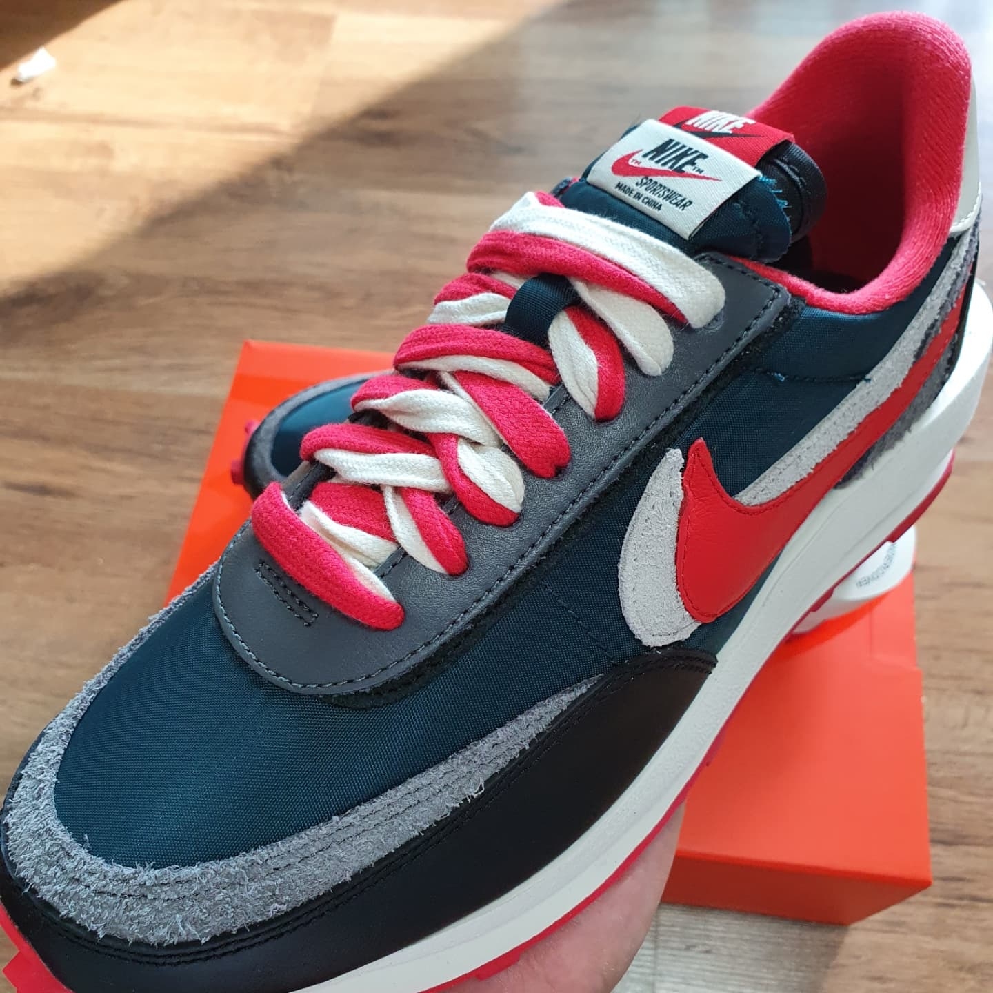 Nike x Sacai x Undercover LDWaffle Midnight Spruce University Red 착용 스타일 - 2
