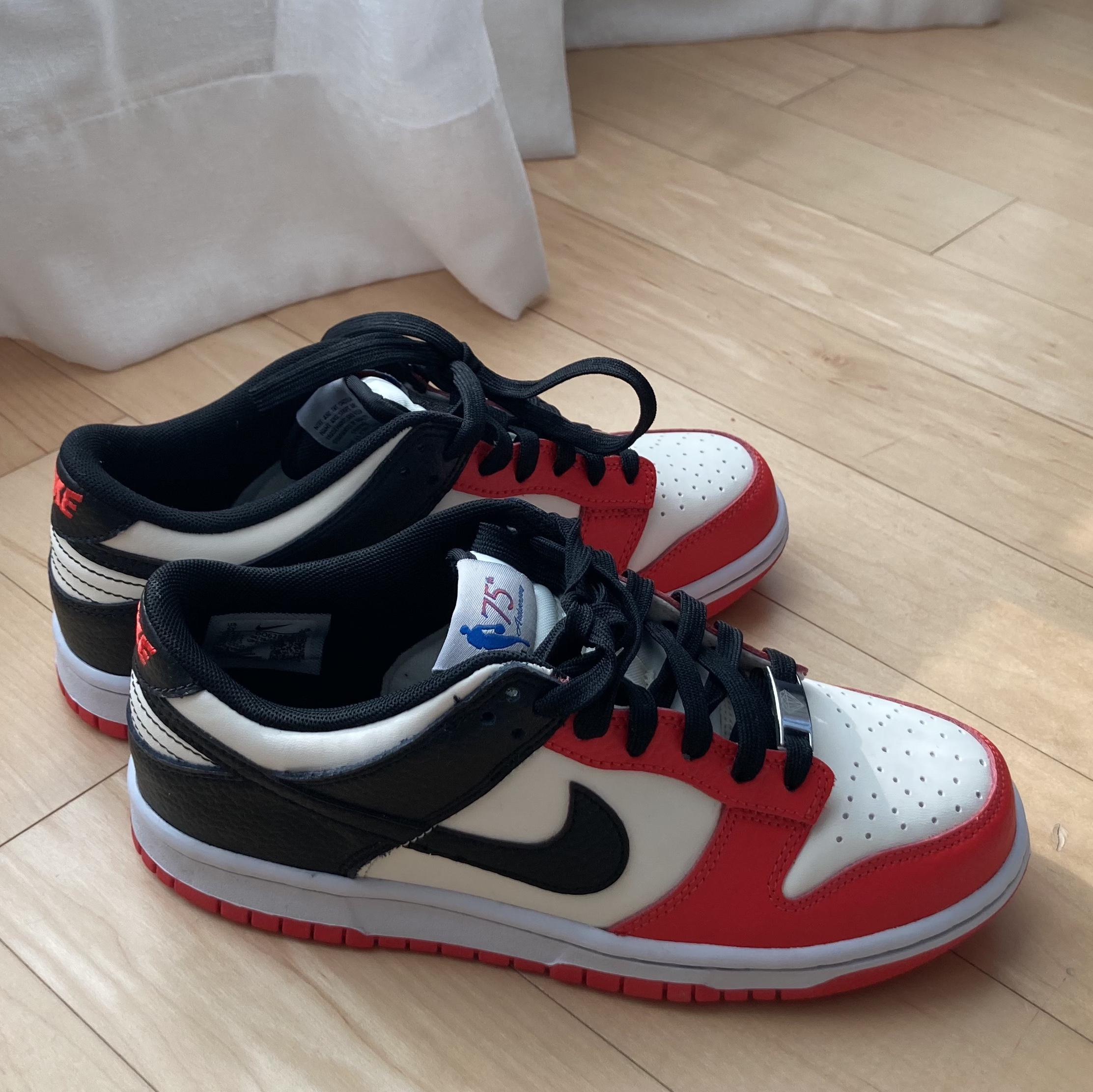 (GS) Nike x NBA Dunk Low Black and Chile Red 착용 스타일 - 3