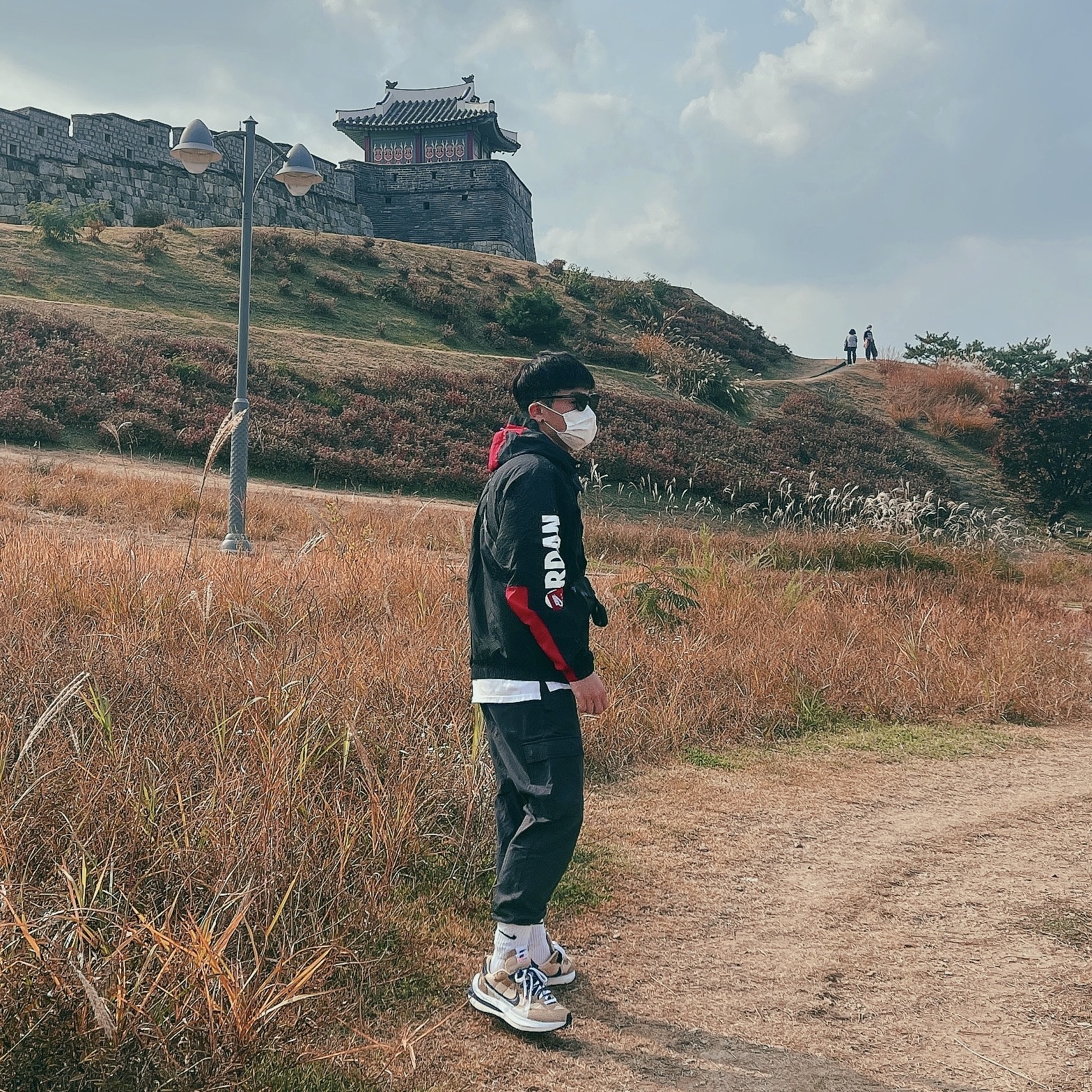 Nike x Sacai VaporWaffle Sesame and Blue Void 착용 스타일