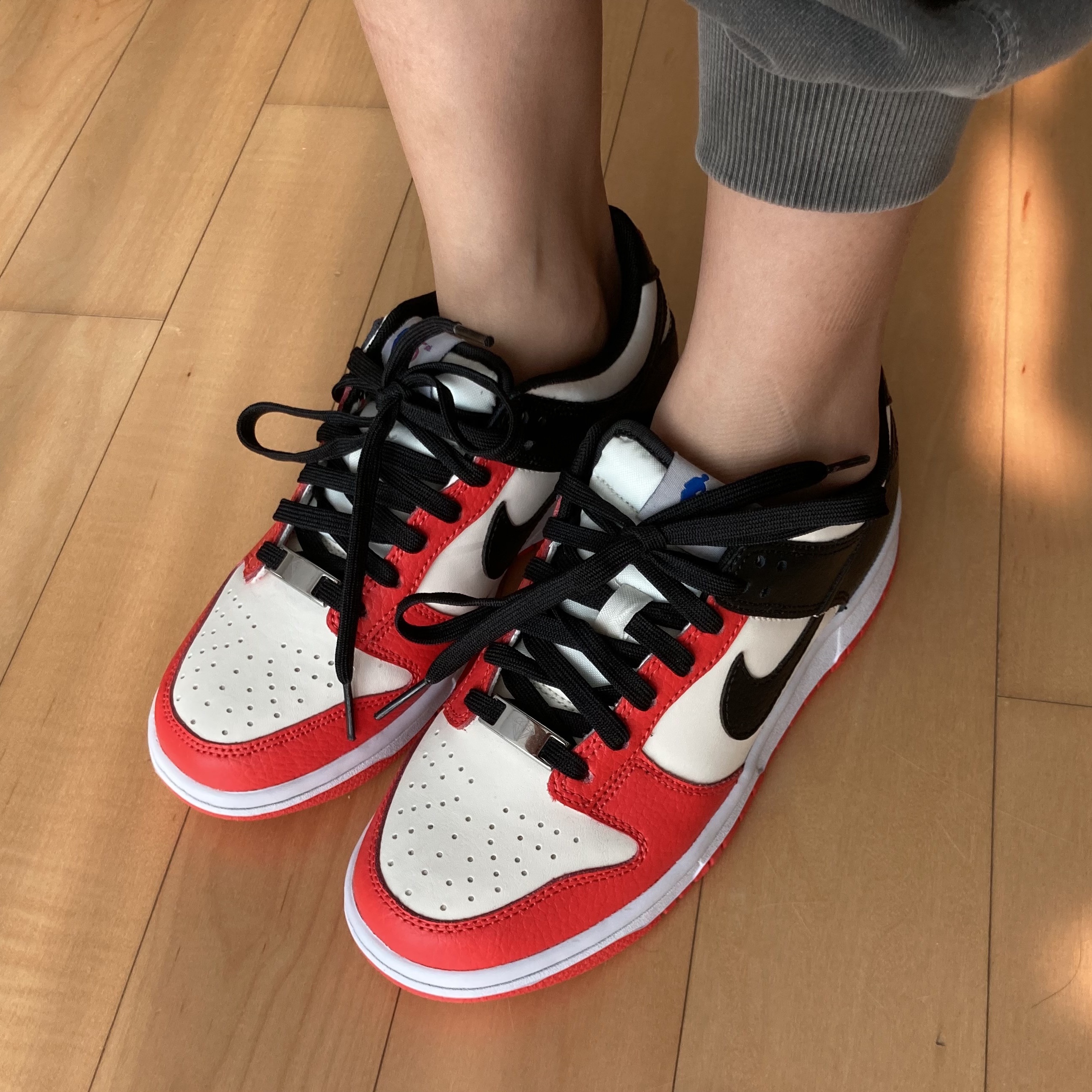 (GS) Nike x NBA Dunk Low Black and Chile Red 착용 스타일 - 1