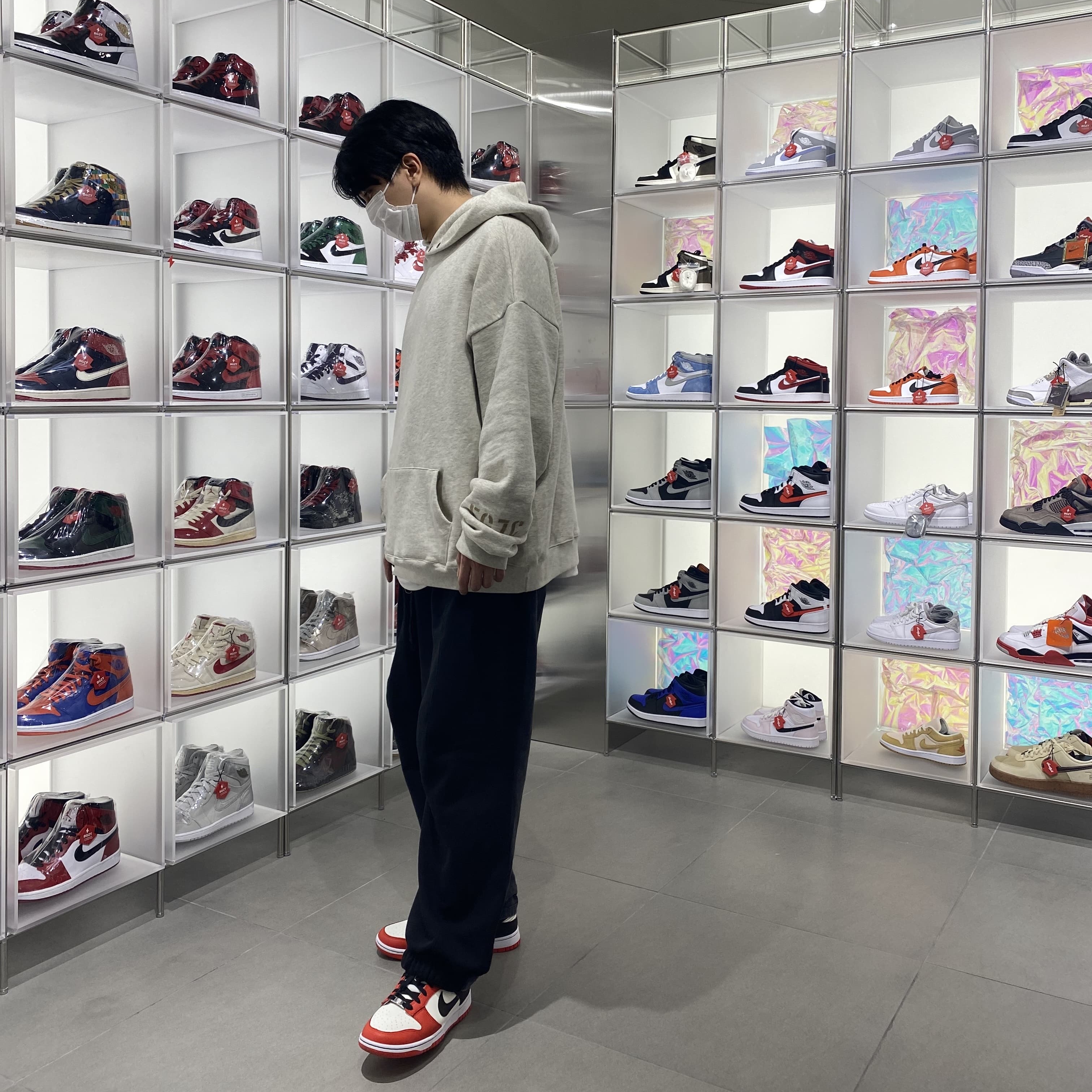Nike x NBA Dunk Low Retro EMB Black and Chile Red 착용 스타일