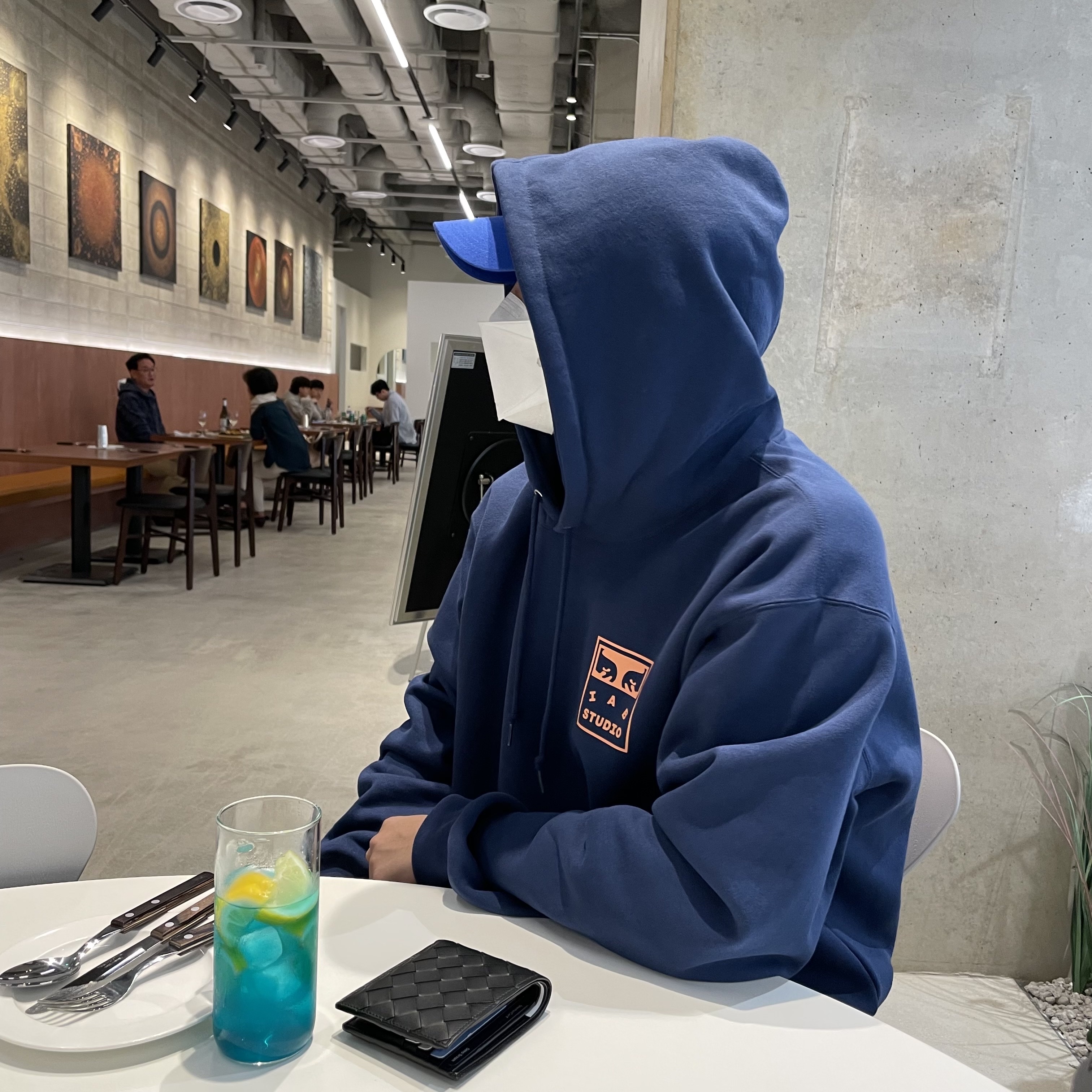 IAB Studio x Obey Eyes Icon Hoodie Oceana 착용 스타일 - 1