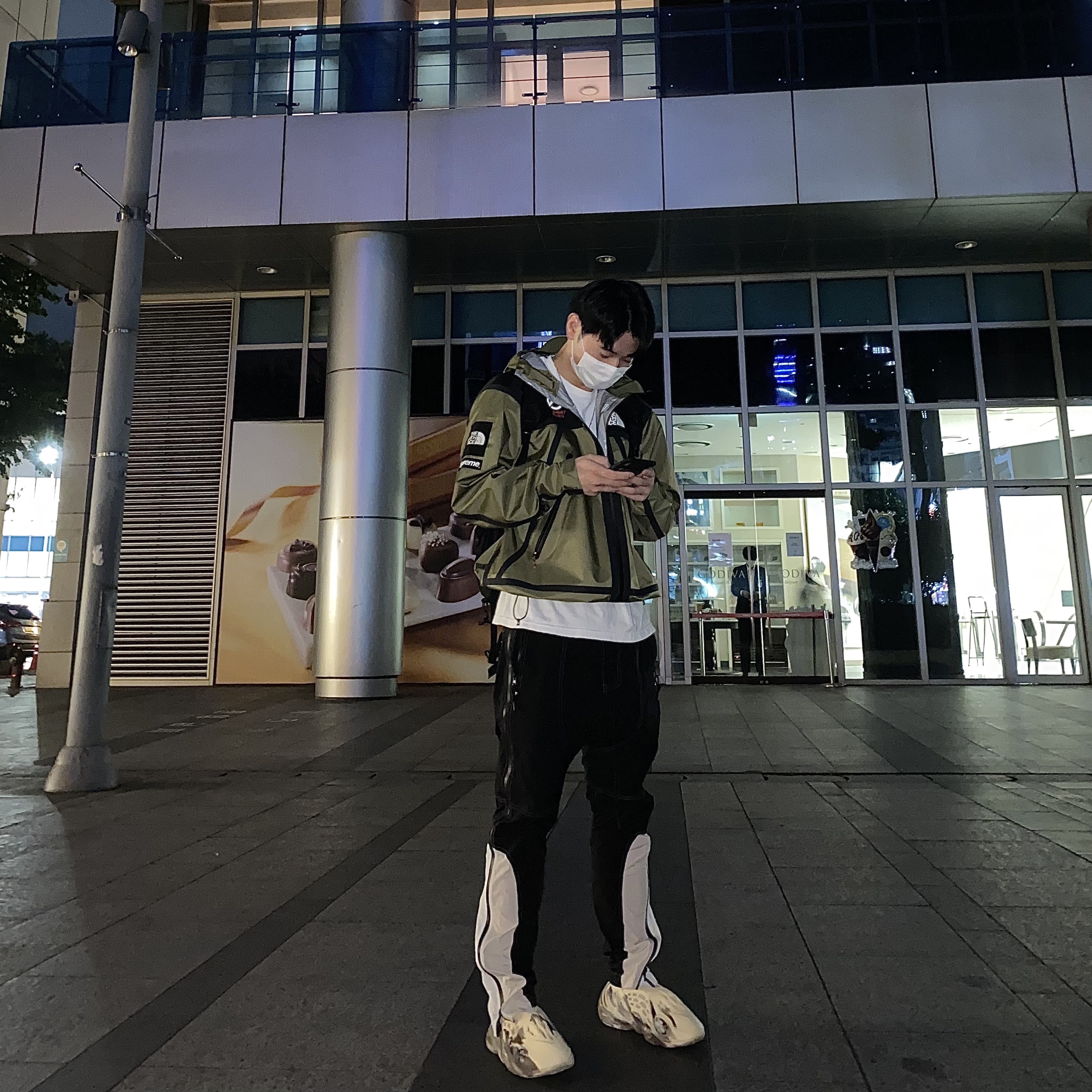 Adidas Yeezy Foam RNNR MX Cream Clay, Supreme x The North Face Summit Series Outer Tape Seam Jacket Olive - 21SS 착용 스타일
