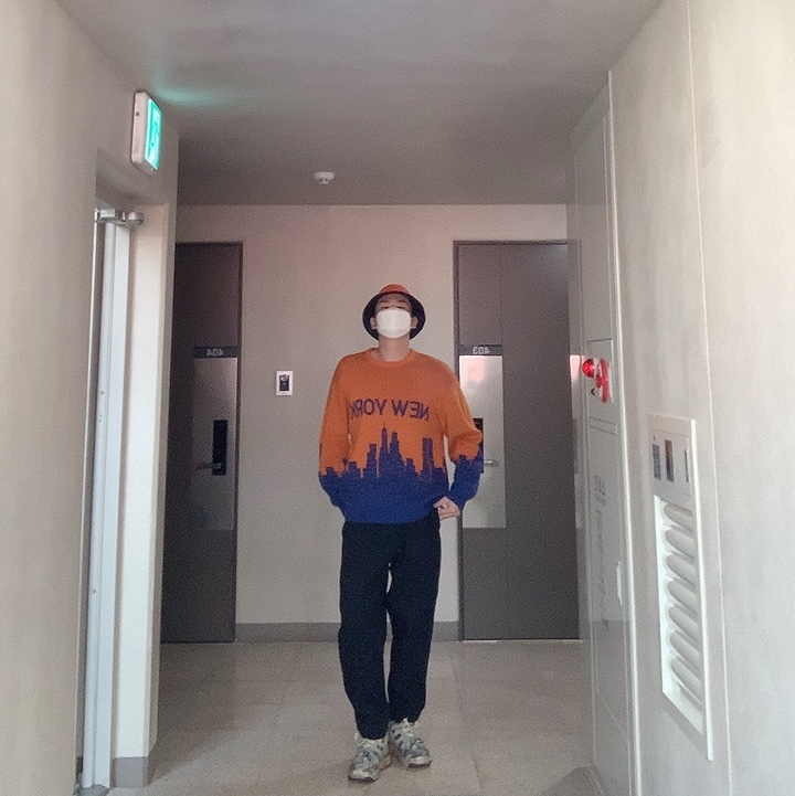 Supreme New York Sweater Orange - 20SS 착용 스타일