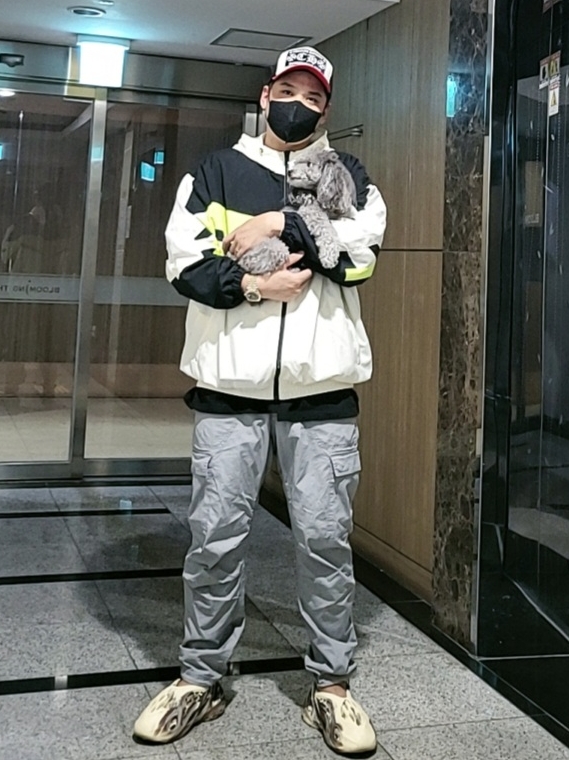 Adidas Yeezy Foam RNNR MX Cream Clay 착용 스타일 - 1