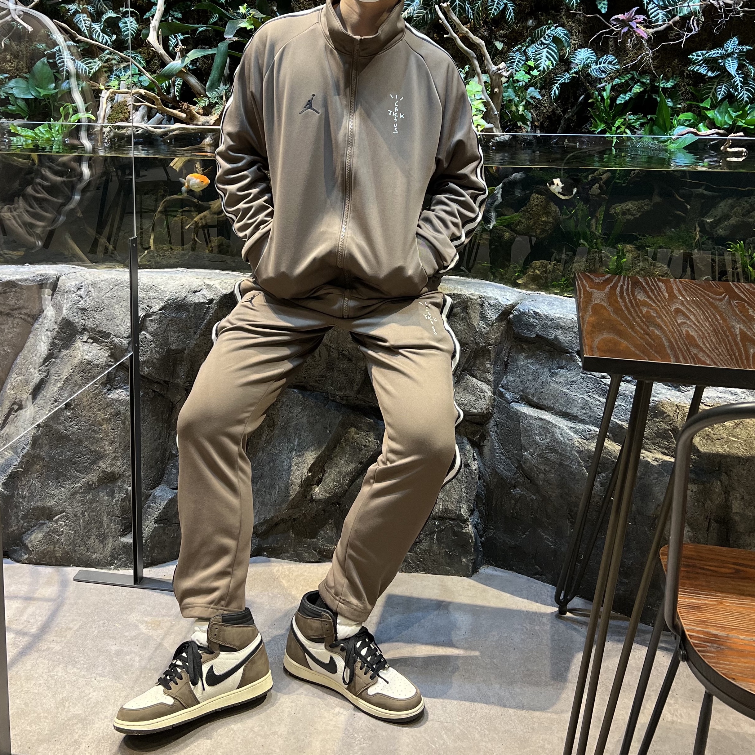 Jordan 1 x Travis Scott Retro High OG SP Mocha, Jordan x Travis Scott MJ Track Jacket 착용 스타일