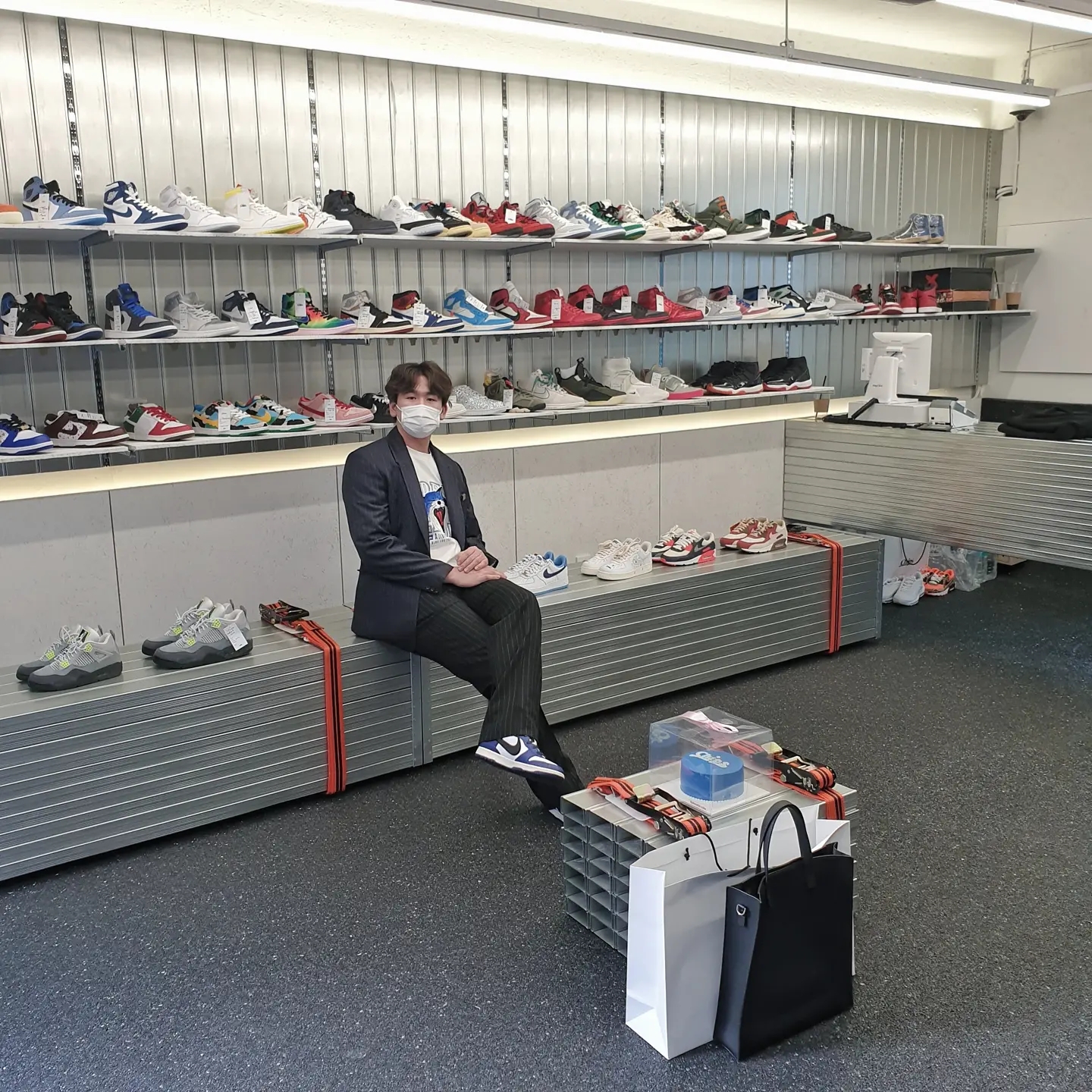 Nike x Ambush Dunk High Deep Royal Blue, Jordan 1 x Trophy Room Retro High OG SP Chicago (Friends & Family) 착용 스타일 - 1