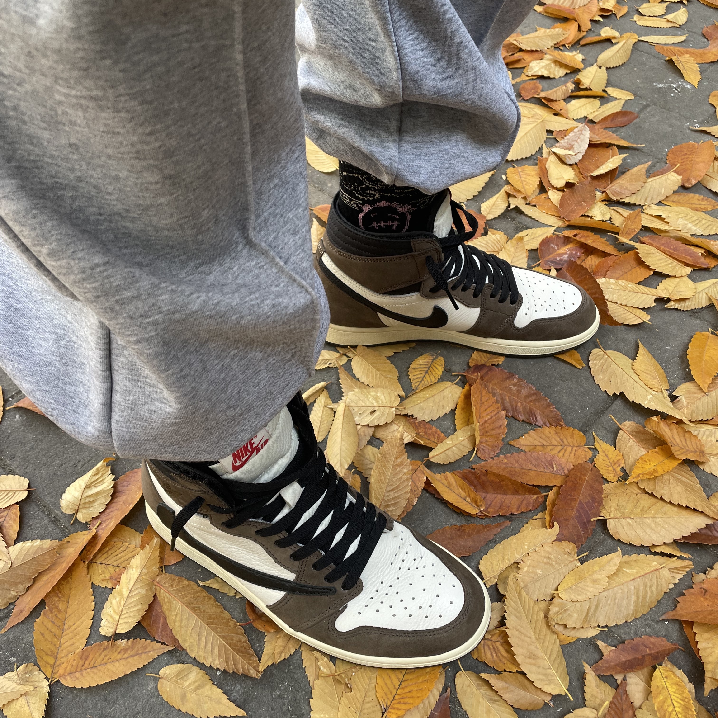 Jordan 1 x Travis Scott Retro High OG SP Mocha 착용 스타일 - 3