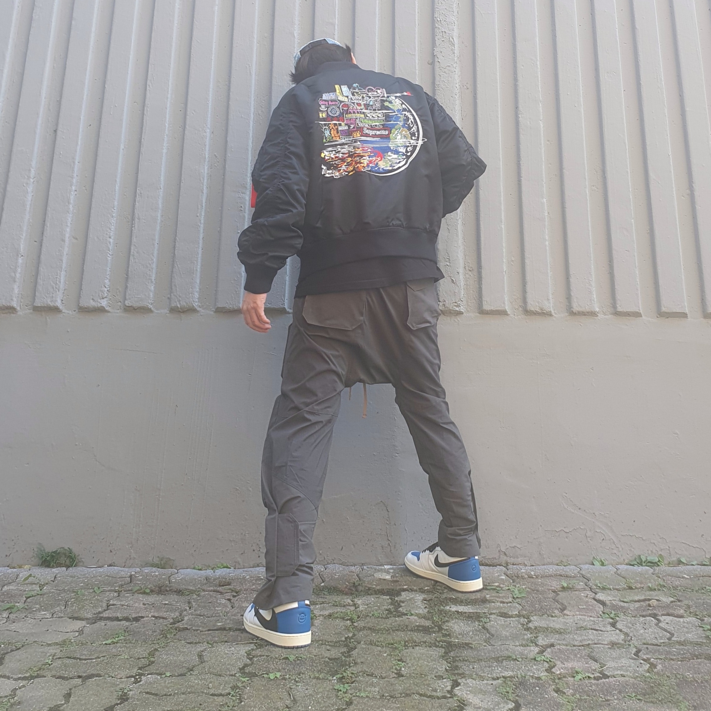 Supreme Globe MA-1 Black - 20FW, Jordan 1 x Travis Scott x Fragment Retro High OG SP Military Blue 착용 스타일