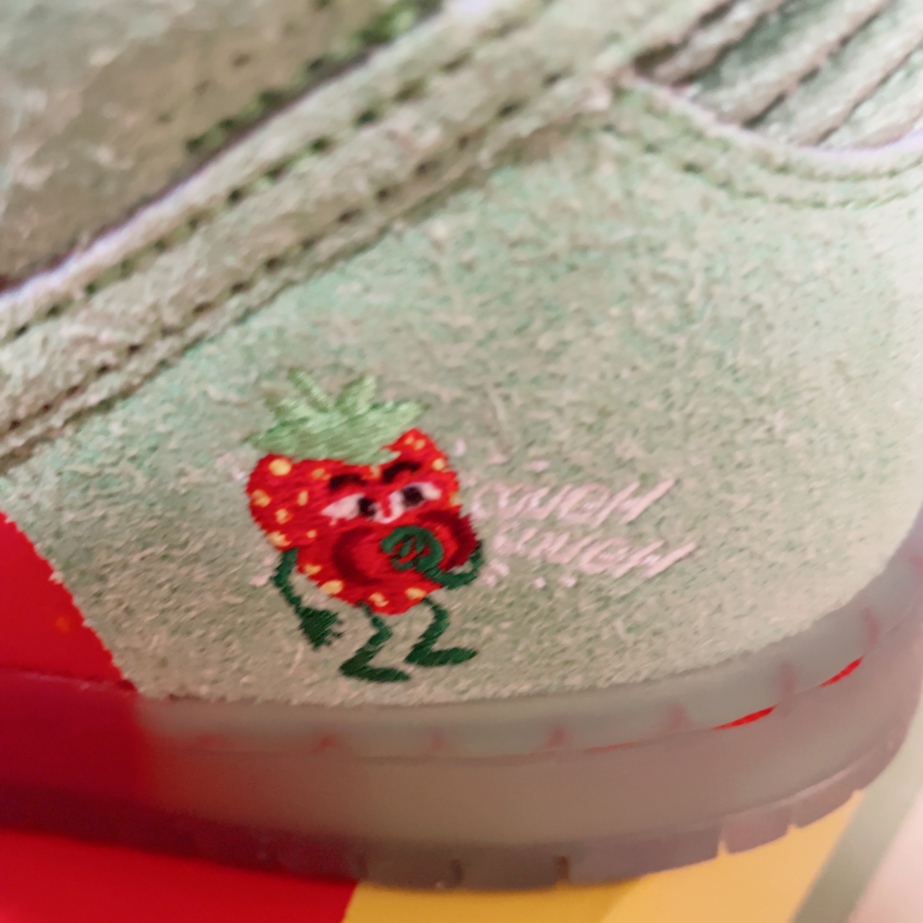 Nike SB Dunk High Pro QS Strawberry 착용 스타일 - 3