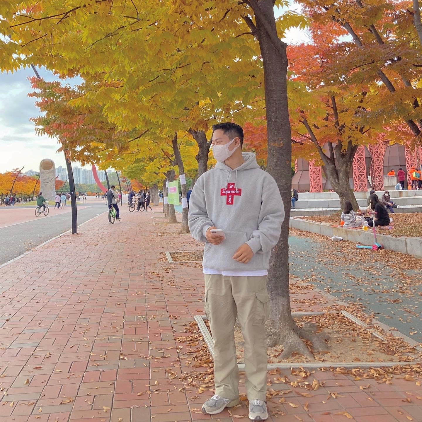 Supreme Cross Box Logo Hooded Sweatshirt Heather Grey - 20FW, New Balance 990v3 Made in USA Grey - D Standard 착용 스타일