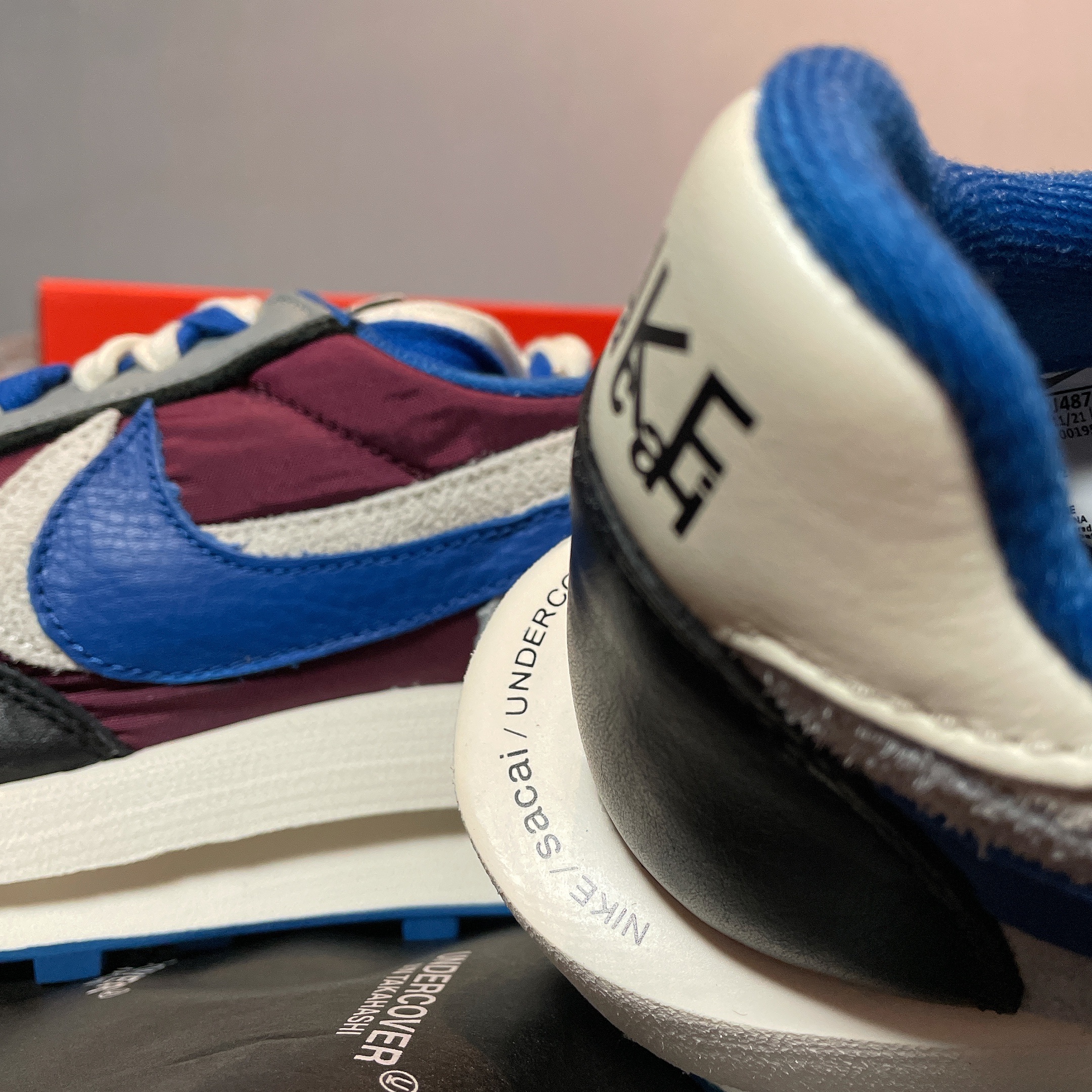 Nike x Sacai x Undercover LDWaffle Night Maroon Team Royal 착용 스타일 - 2