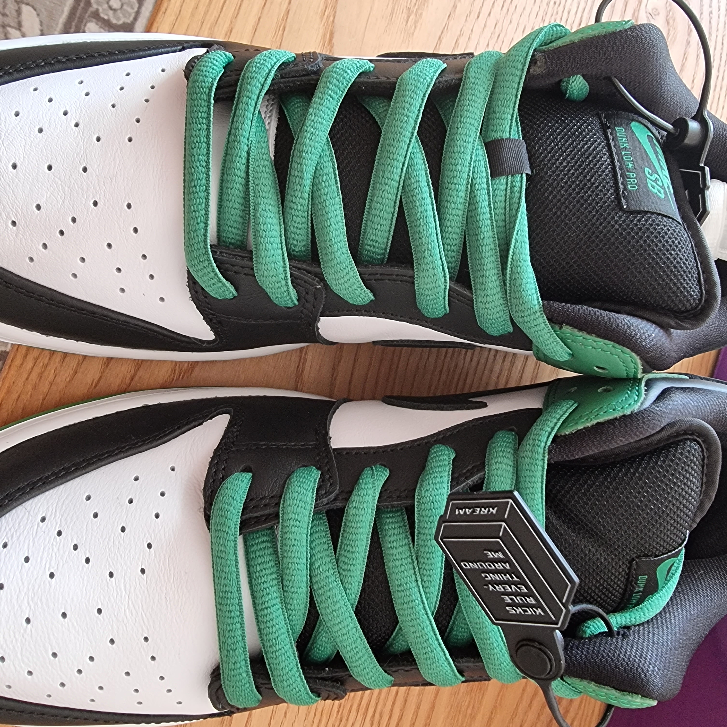 Nike SB Dunk Low Pro Black and Classic Green 착용 스타일 - 3
