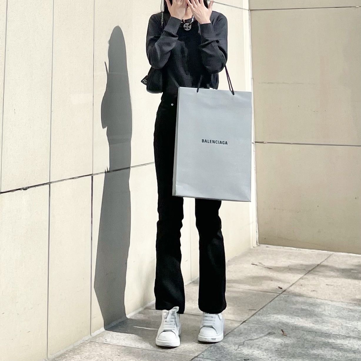 (W) Alexander McQueen Oversized Sneakers White 착용 스타일 - 5