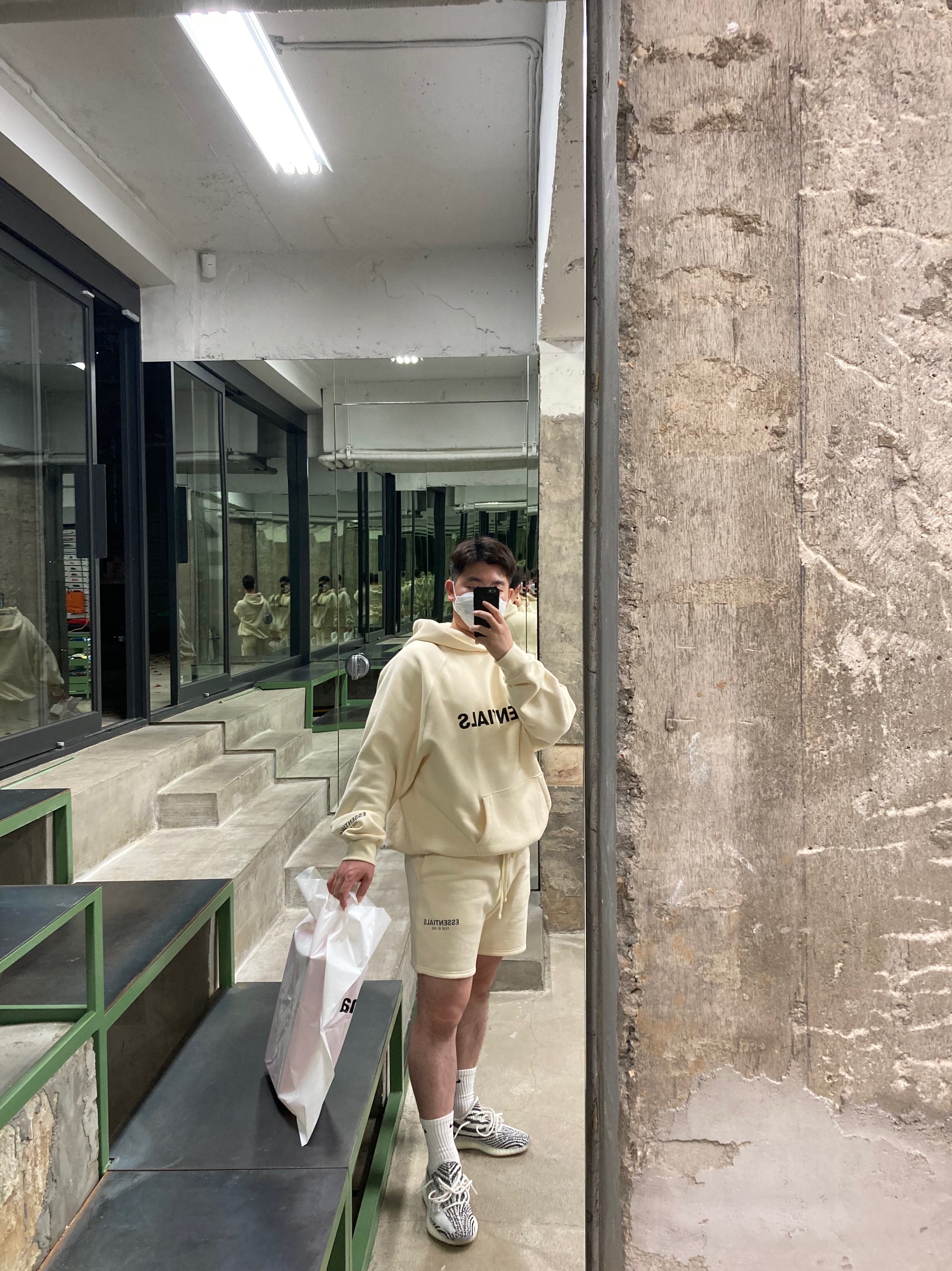 Adidas Yeezy Boost 350 V2 Zebra 2017/2019/2020, Essentials Fleece Shorts Buttercream - 20SS 착용 스타일