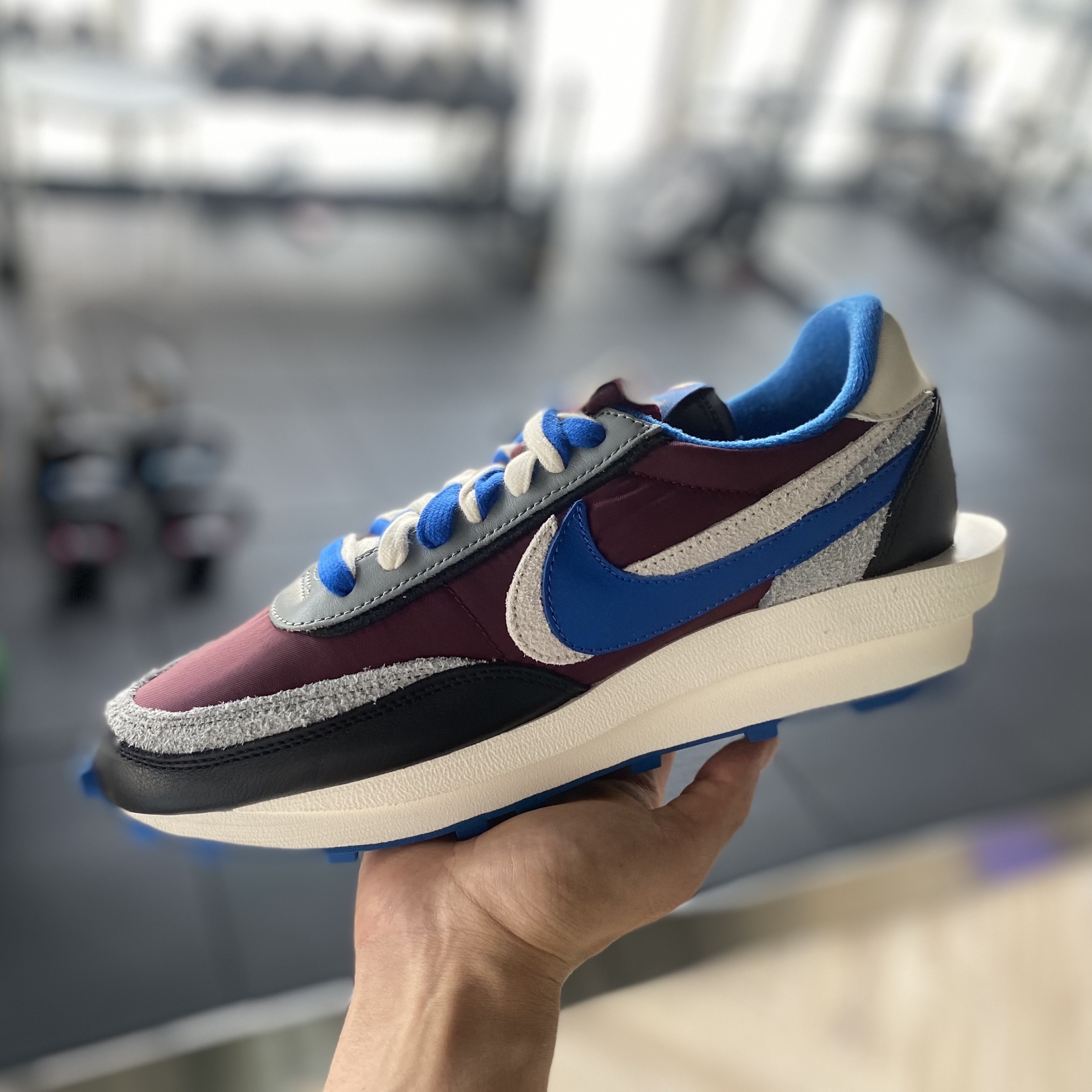 Nike x Sacai x Undercover LDWaffle Night Maroon Team Royal 착용 스타일 - 1