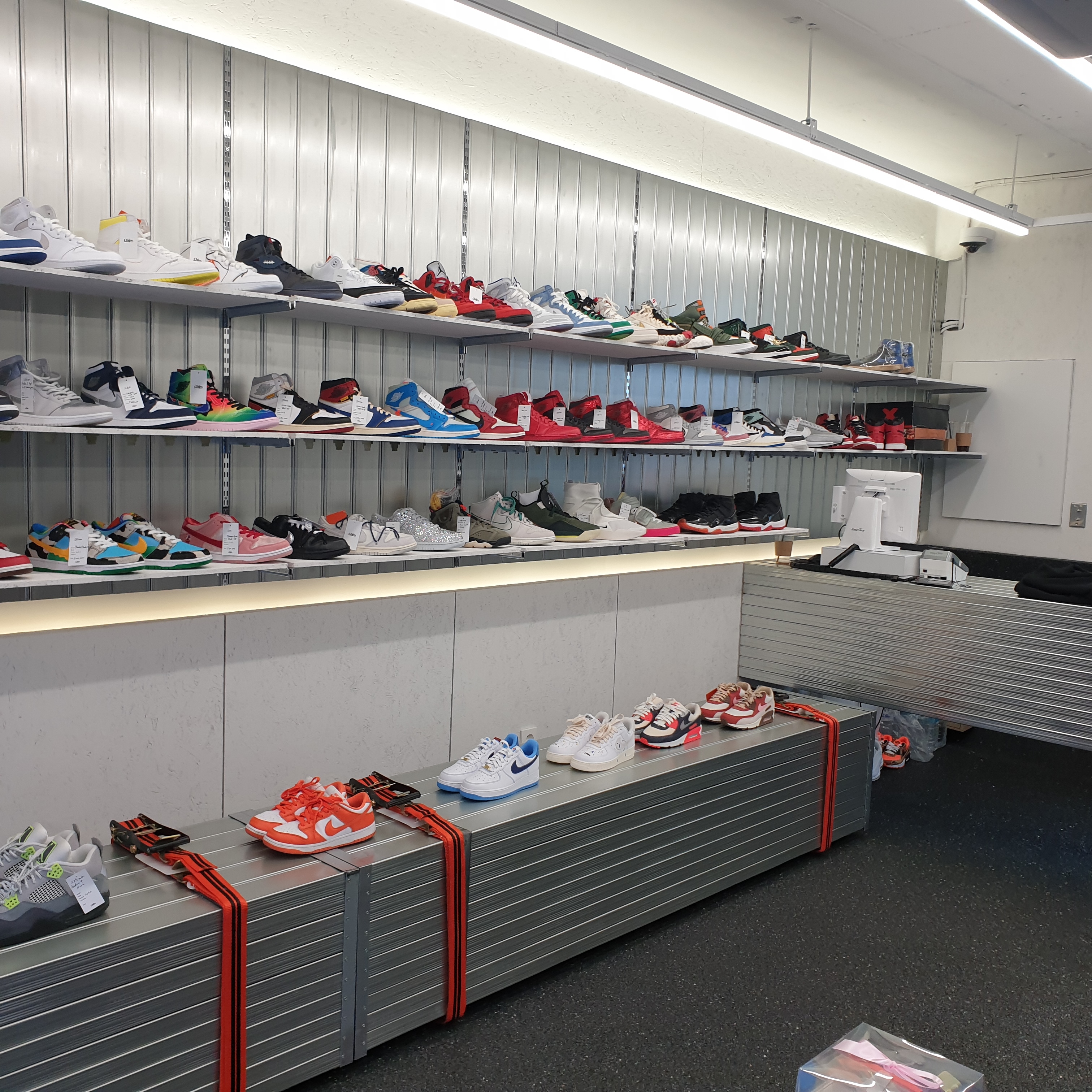 Nike x Ambush Dunk High Deep Royal Blue, Jordan 1 x Trophy Room Retro High OG SP Chicago (Friends & Family) 착용 스타일 - 5