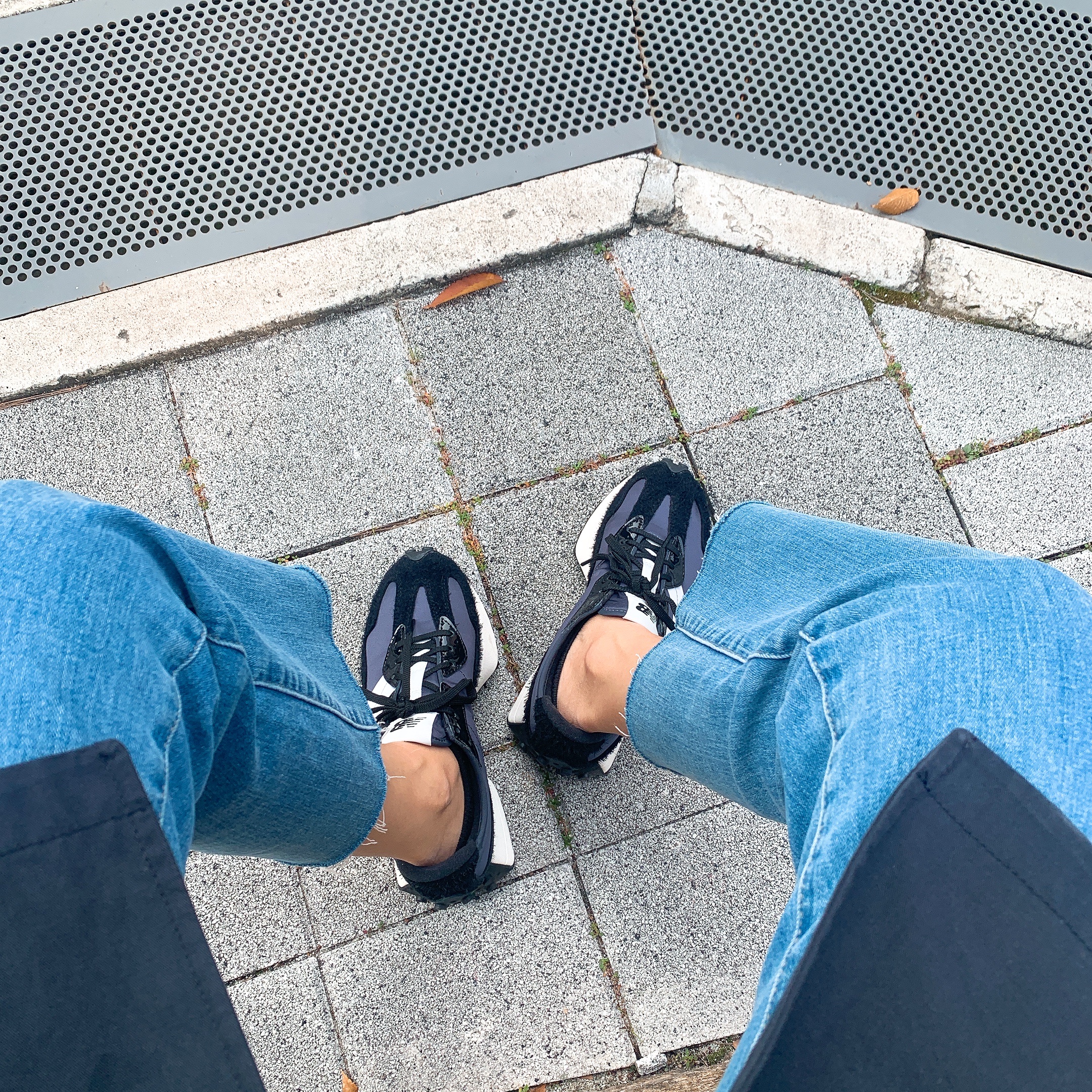 (W) New Balance 327 Black Grey 착용 스타일