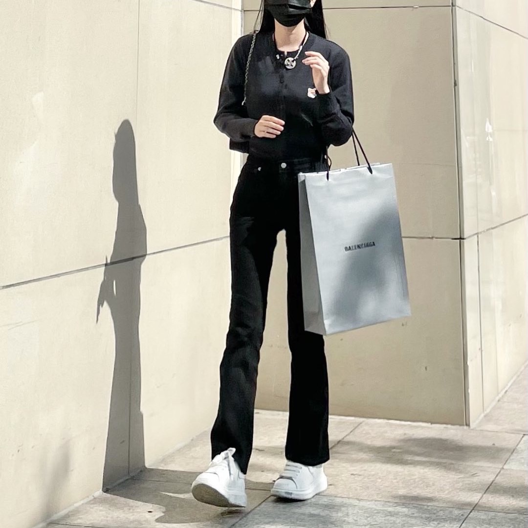 (W) Alexander McQueen Oversized Sneakers White 착용 스타일 - 2