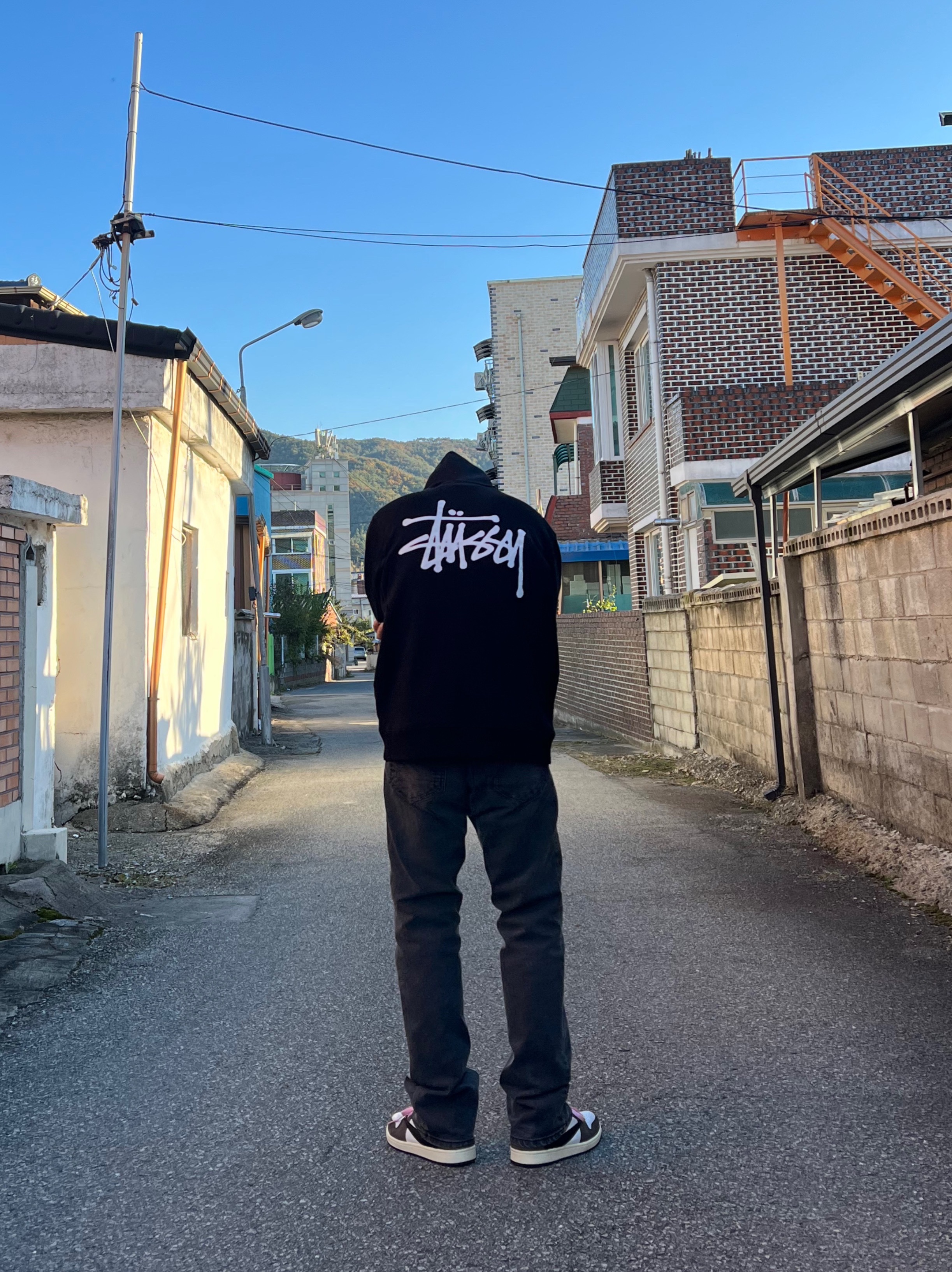 Stussy Basic Stussy Hoodie Black 2021, Jordan 1 x Travis Scott Retro High OG SP Mocha 착용 스타일