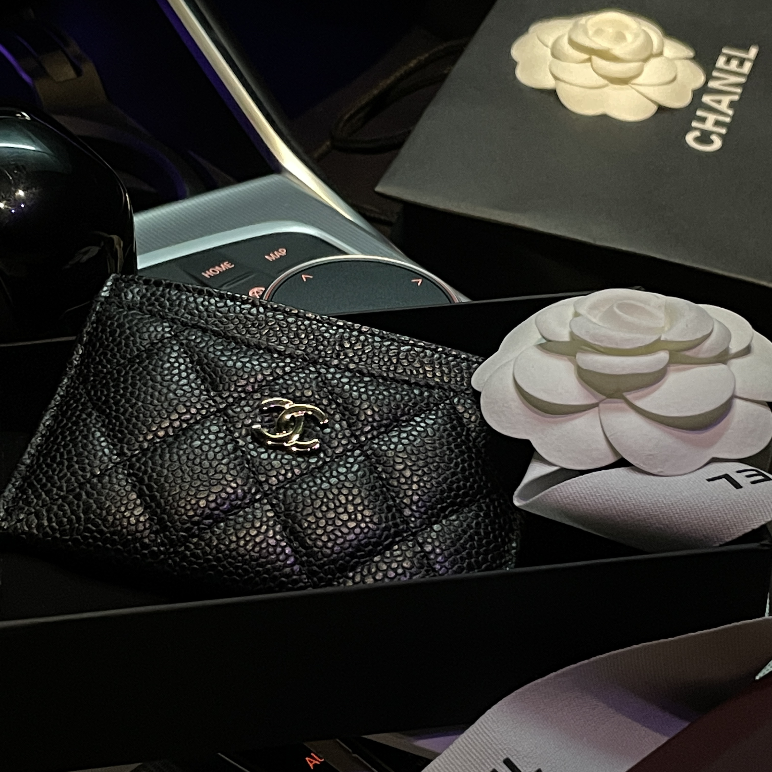 Chanel Classic Card Holder Grained Calfskin & Gold Black 착용 스타일 - 1