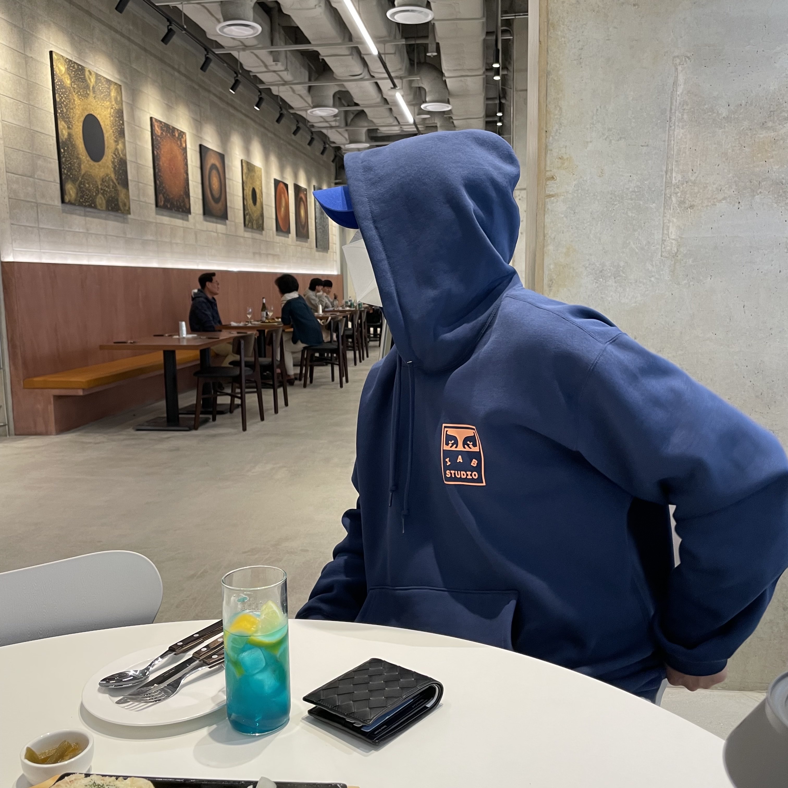 IAB Studio x Obey Eyes Icon Hoodie Oceana 착용 스타일 - 2