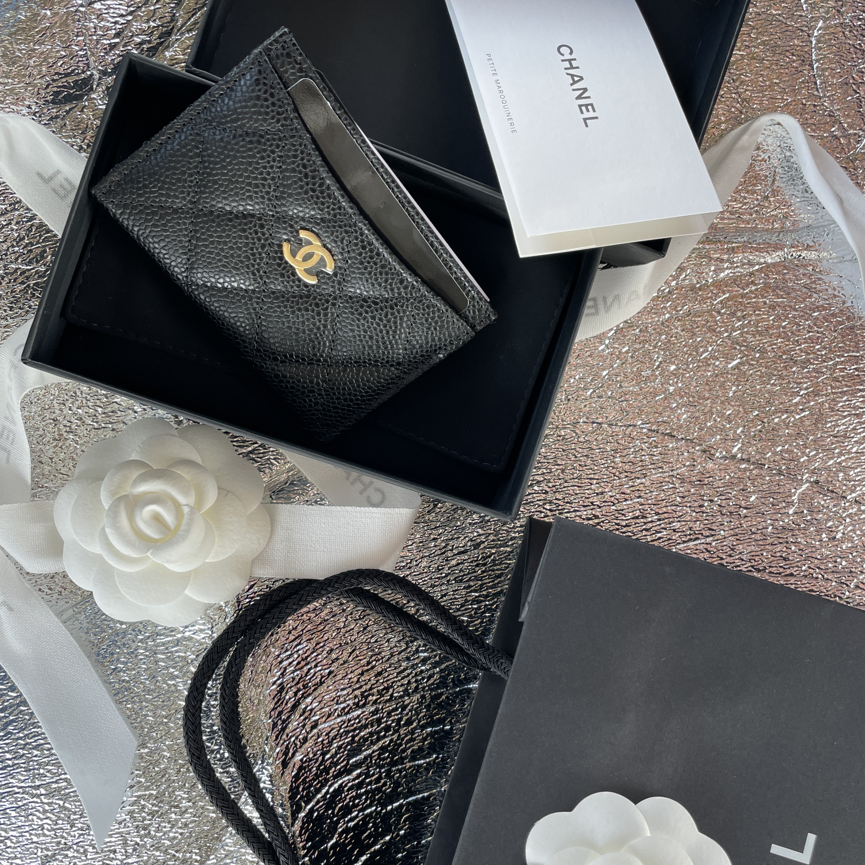 Chanel Classic Card Holder Grained Calfskin & Gold Black 착용 스타일 - 2