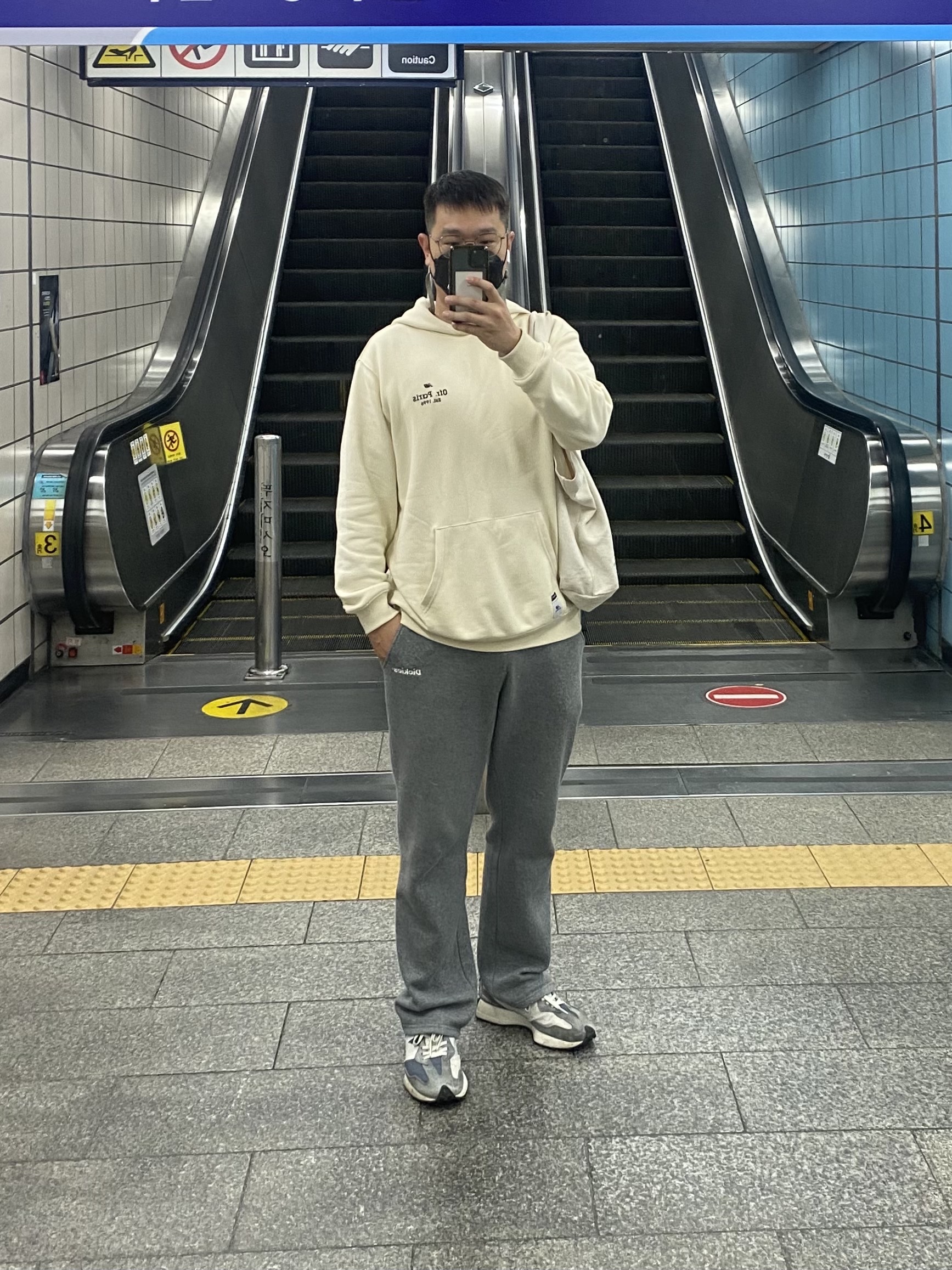 New Balance 327 Grey 착용 스타일