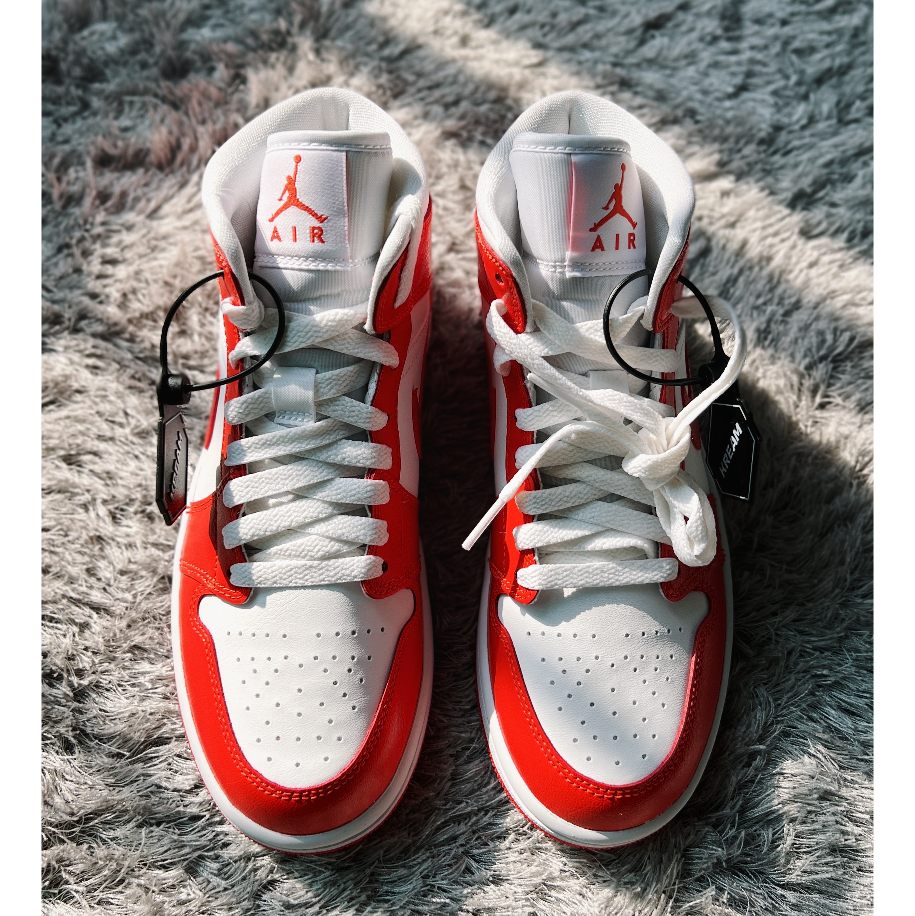 (W) Jordan 1 Mid White Hyper Royal, (W) Jordan 1 Mid Habanero Red 착용 스타일 - 2